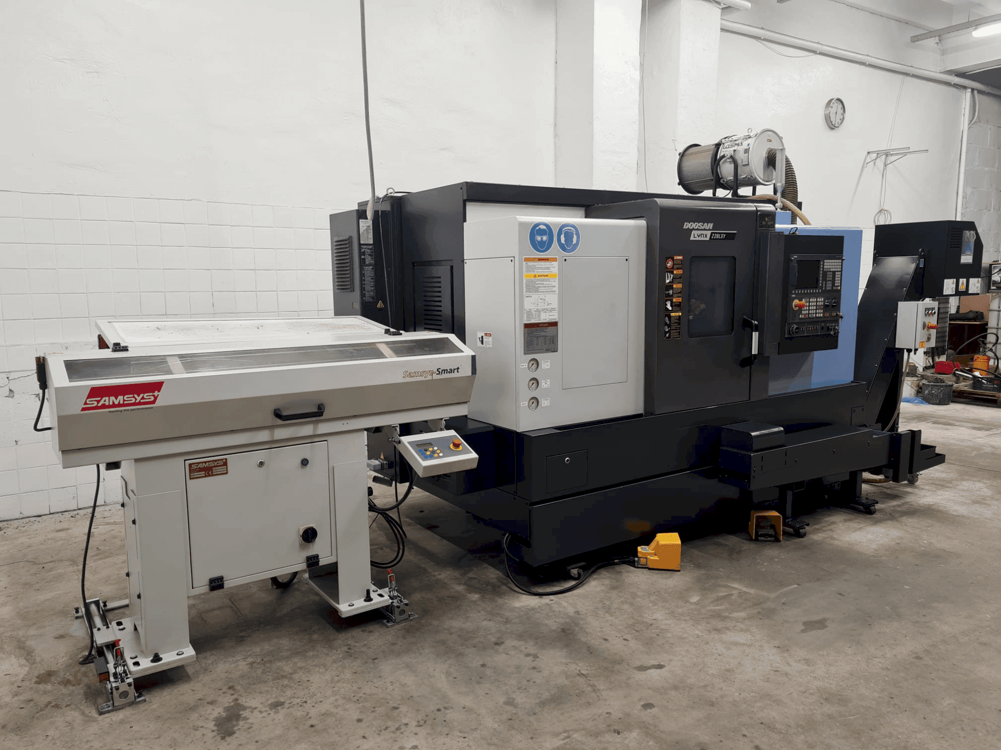 Prikaz  stroja DOOSAN LYNX 220 LSYC  sprijeda