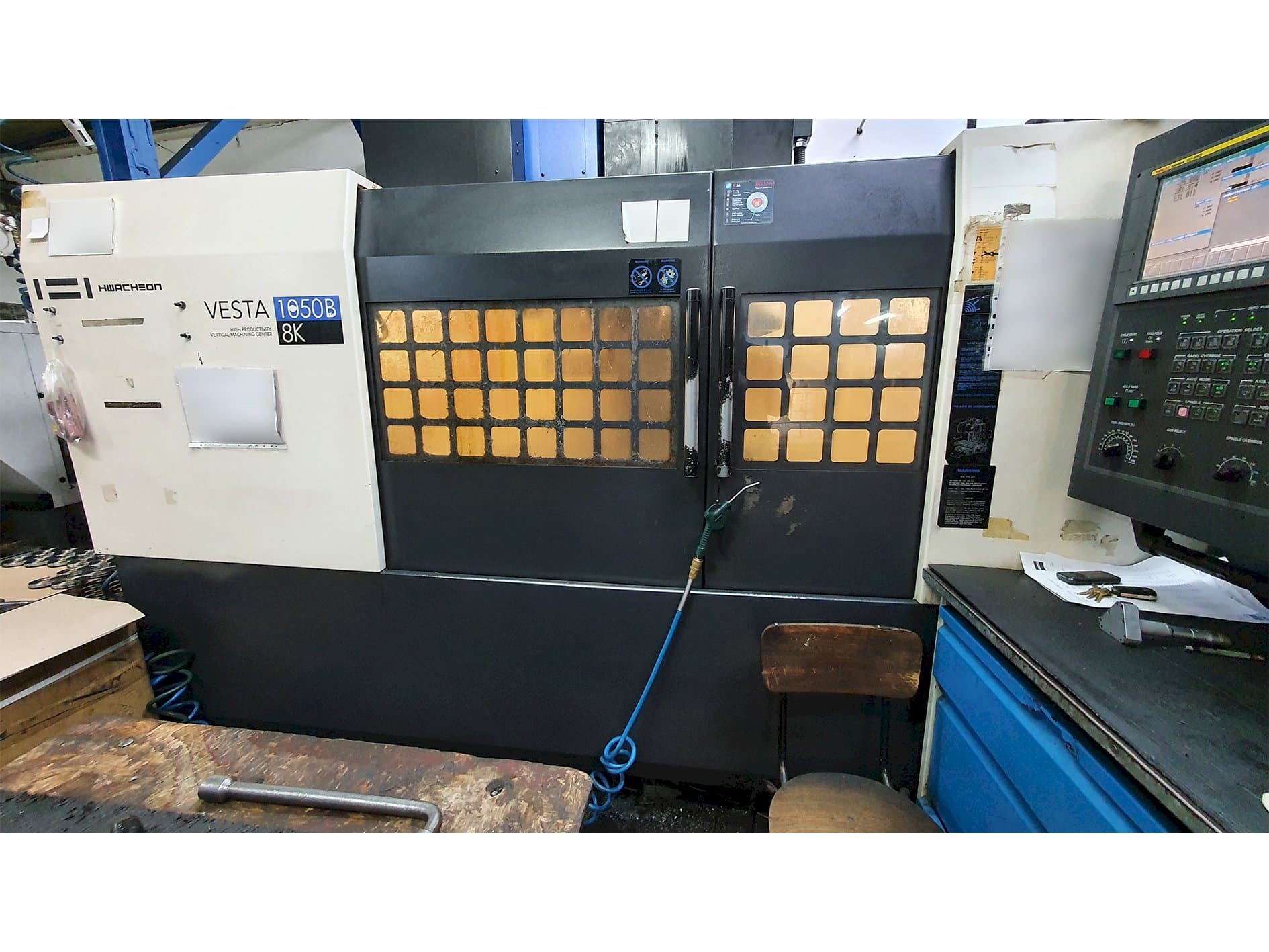 Prikaz stroja HWACHEON VESTA-1050B sprijeda