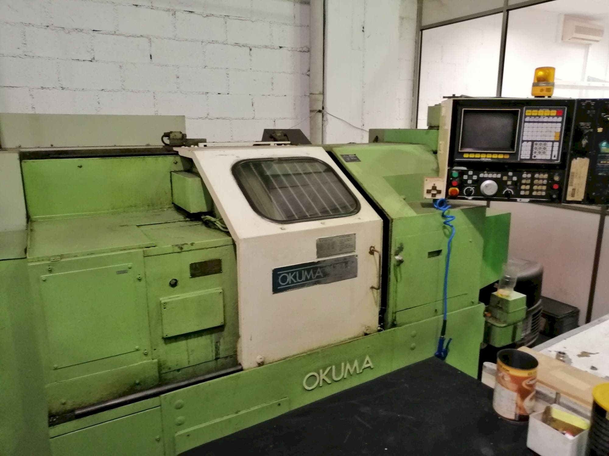 Prikaz  stroja Okuma LB15  sprijeda