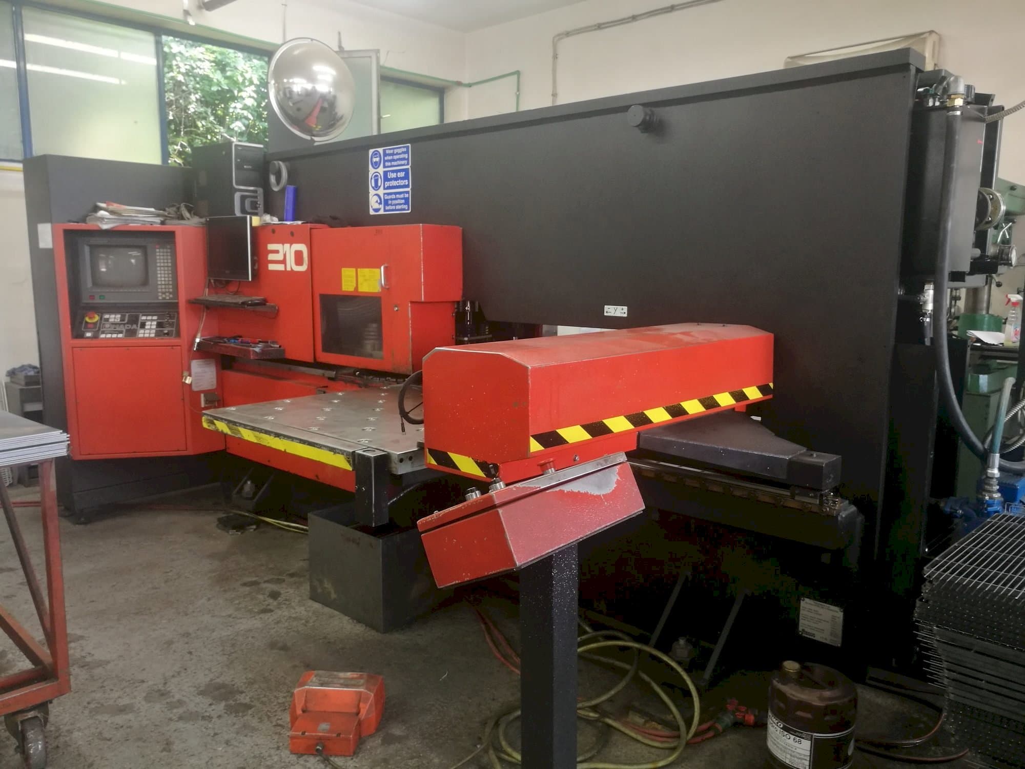 Prikaz  stroja AMADA Arcade 210  sprijeda