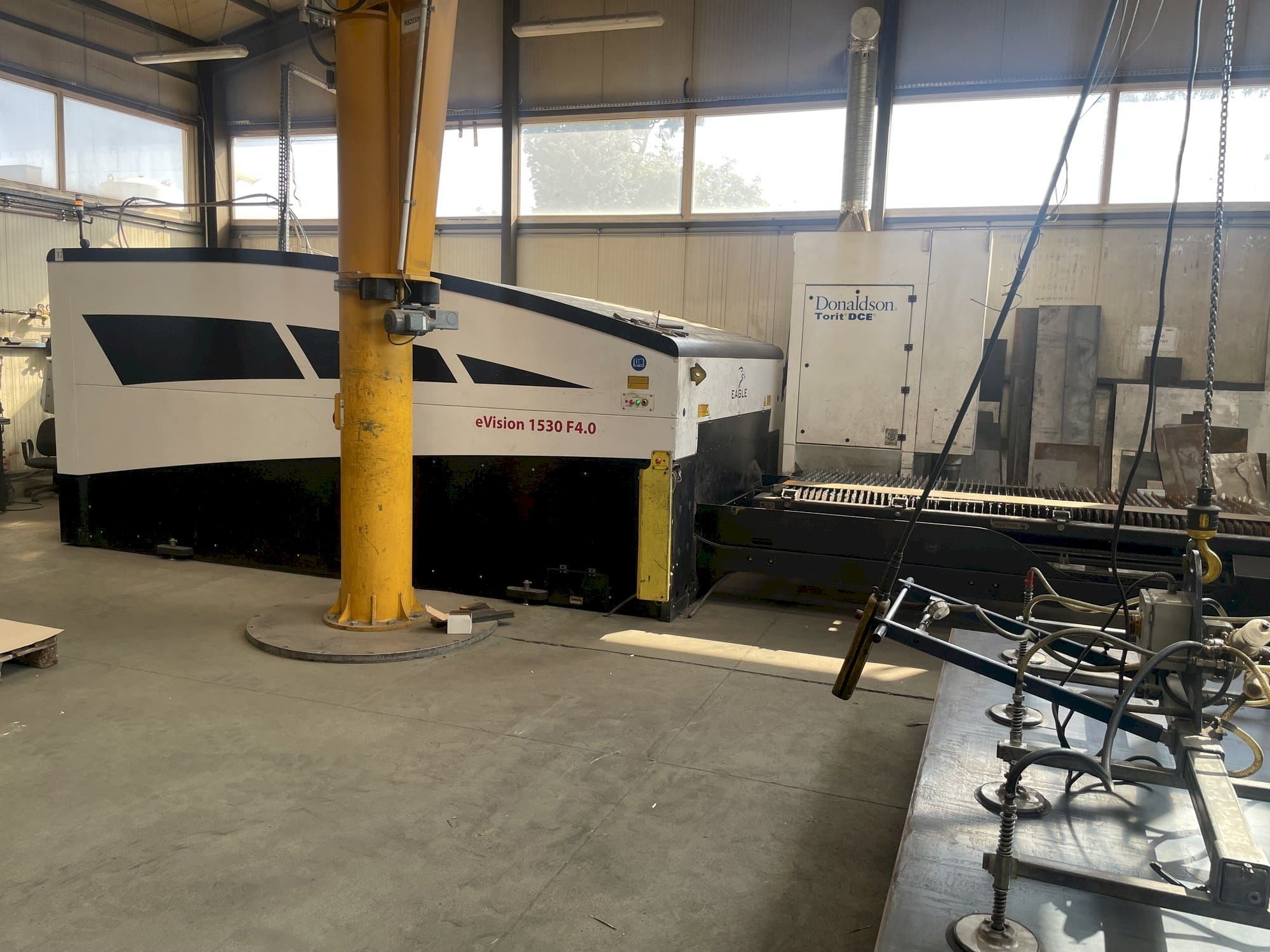 Prikaz stroja EAGLE eVision 1530 F4.0 sprijeda