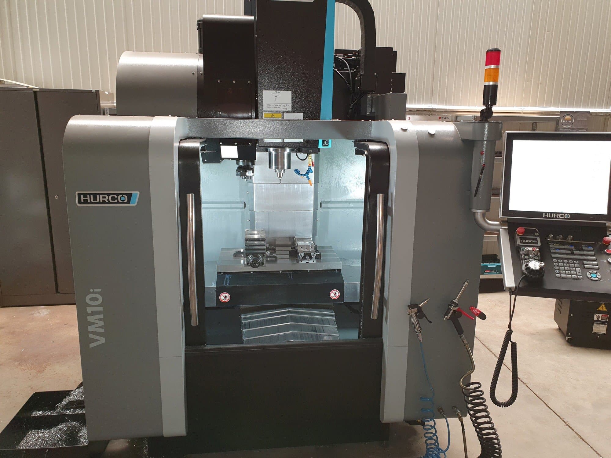 Prikaz stroja Hurco VM10i sprijeda