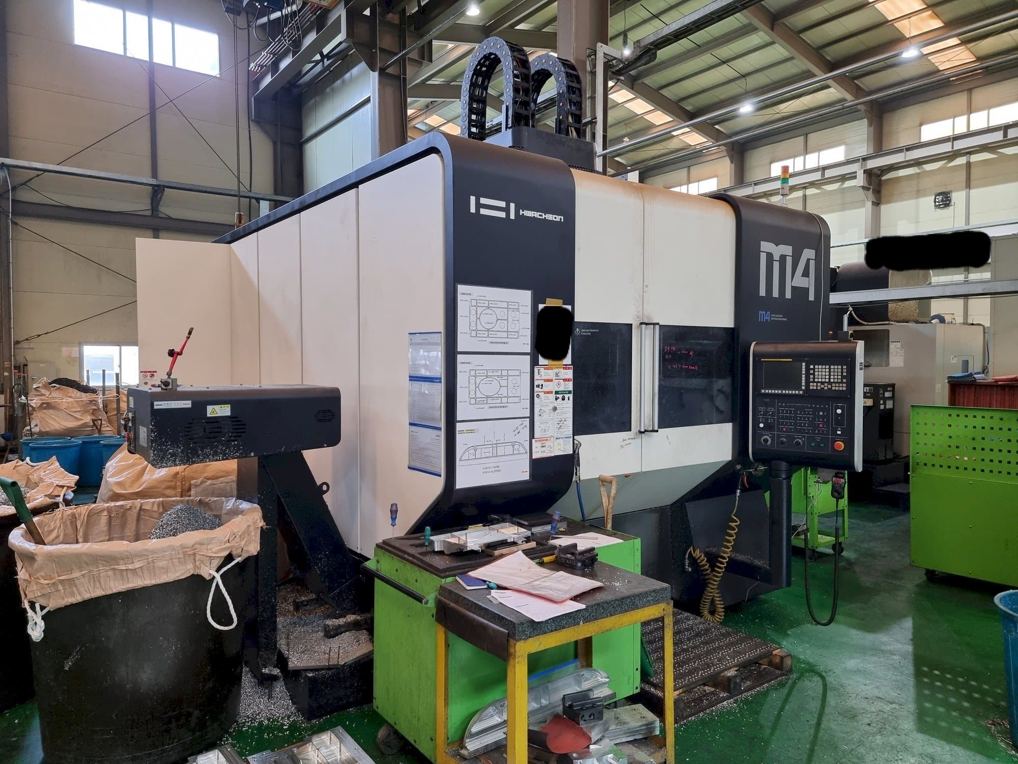 Prikaz stroja HWACHEON M4-5AX sprijeda