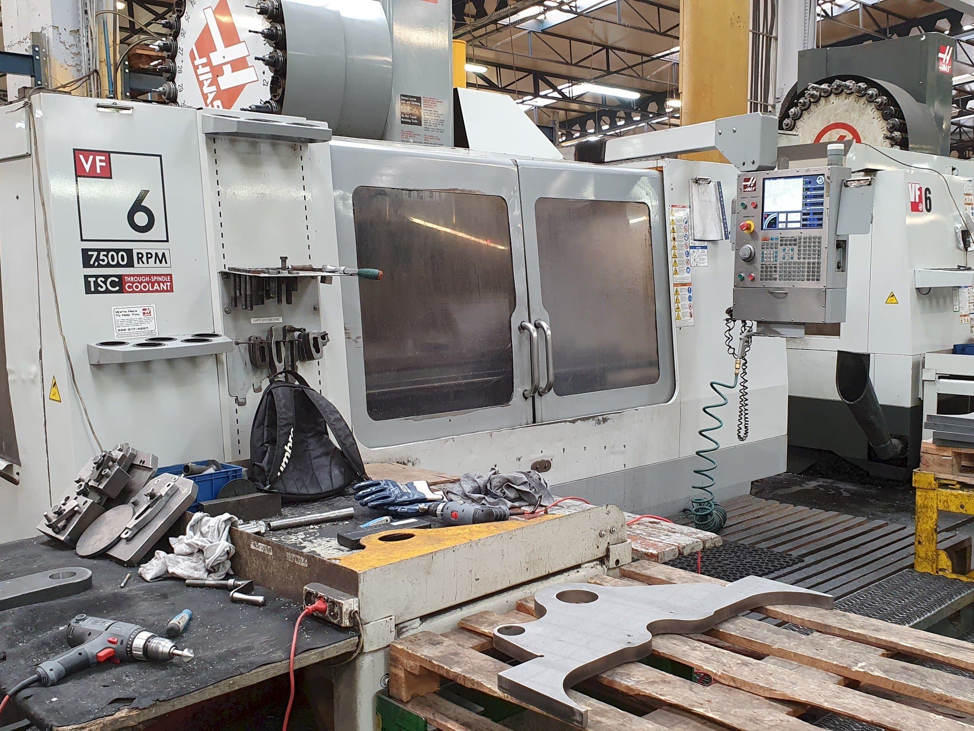 Prikaz stroja HAAS VF-6 / 50HE sprijeda