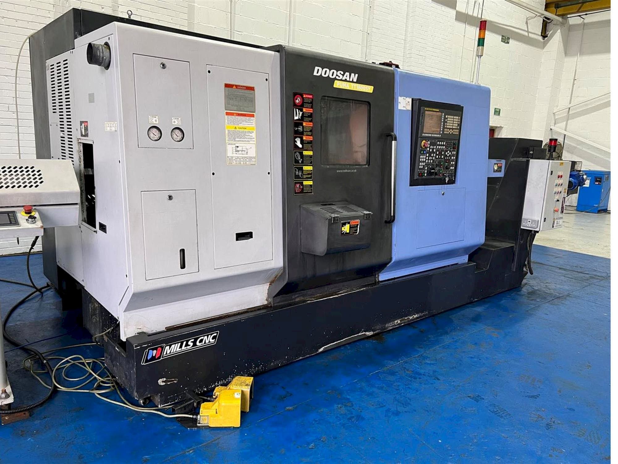 Prikaz stroja Doosan TT1800SY sprijeda