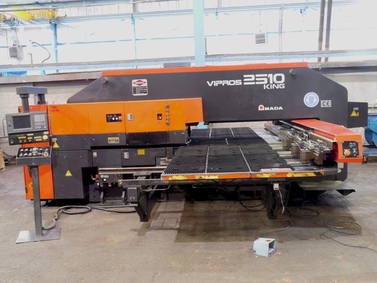 Prikaz stroja AMADA Vipros S2510 sprijeda