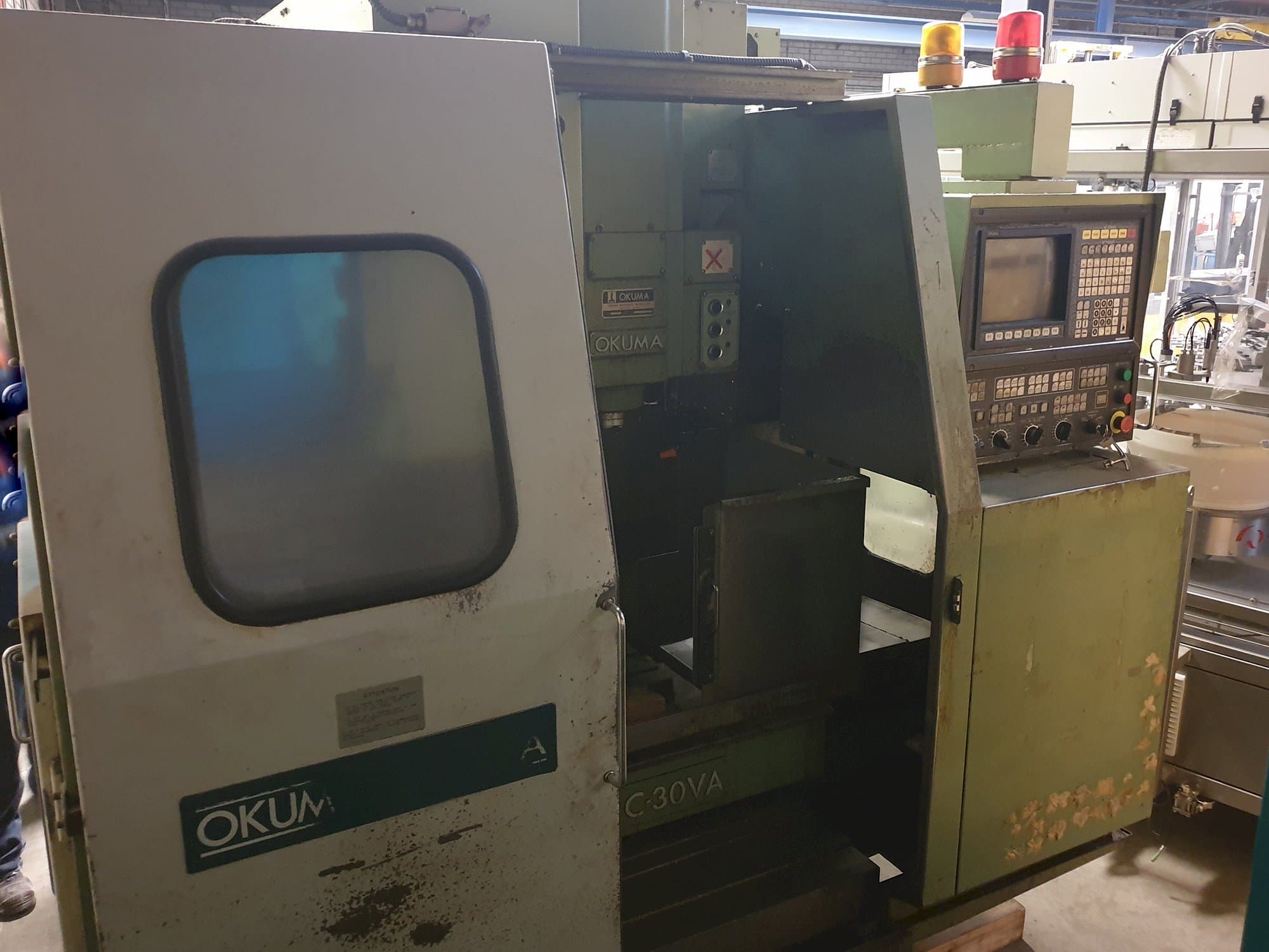 Prikaz stroja Okuma MC-30VA slijeva