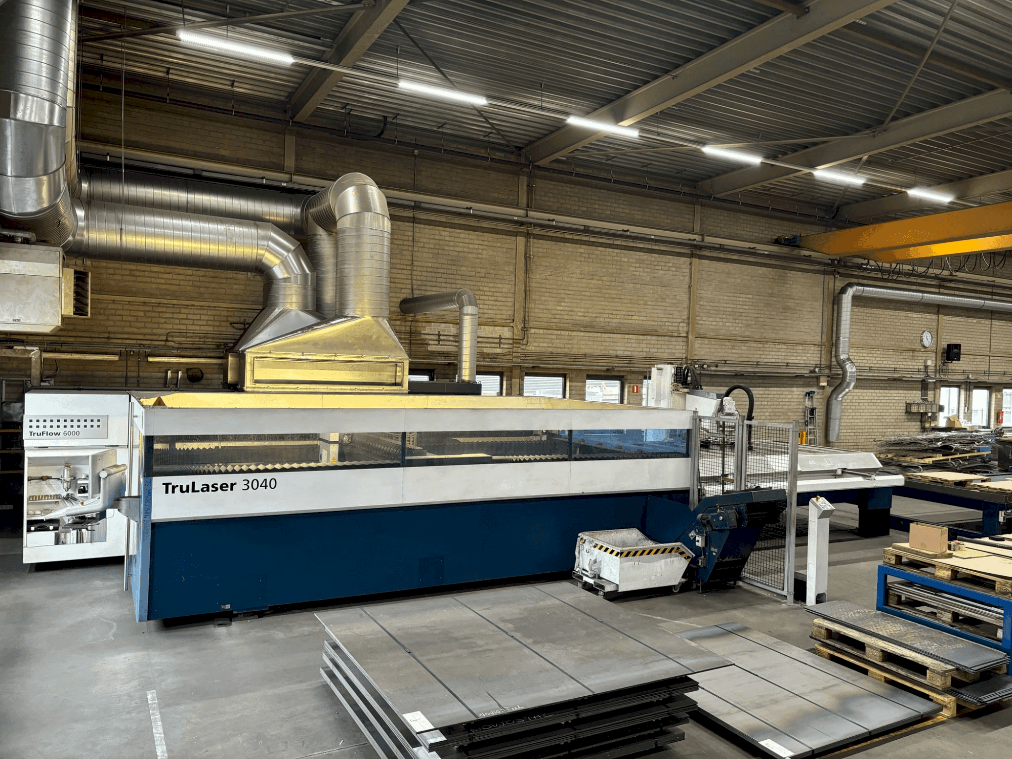 Prikaz  stroja TRUMPF TruLaser 3040 + LiftMaster  sprijeda