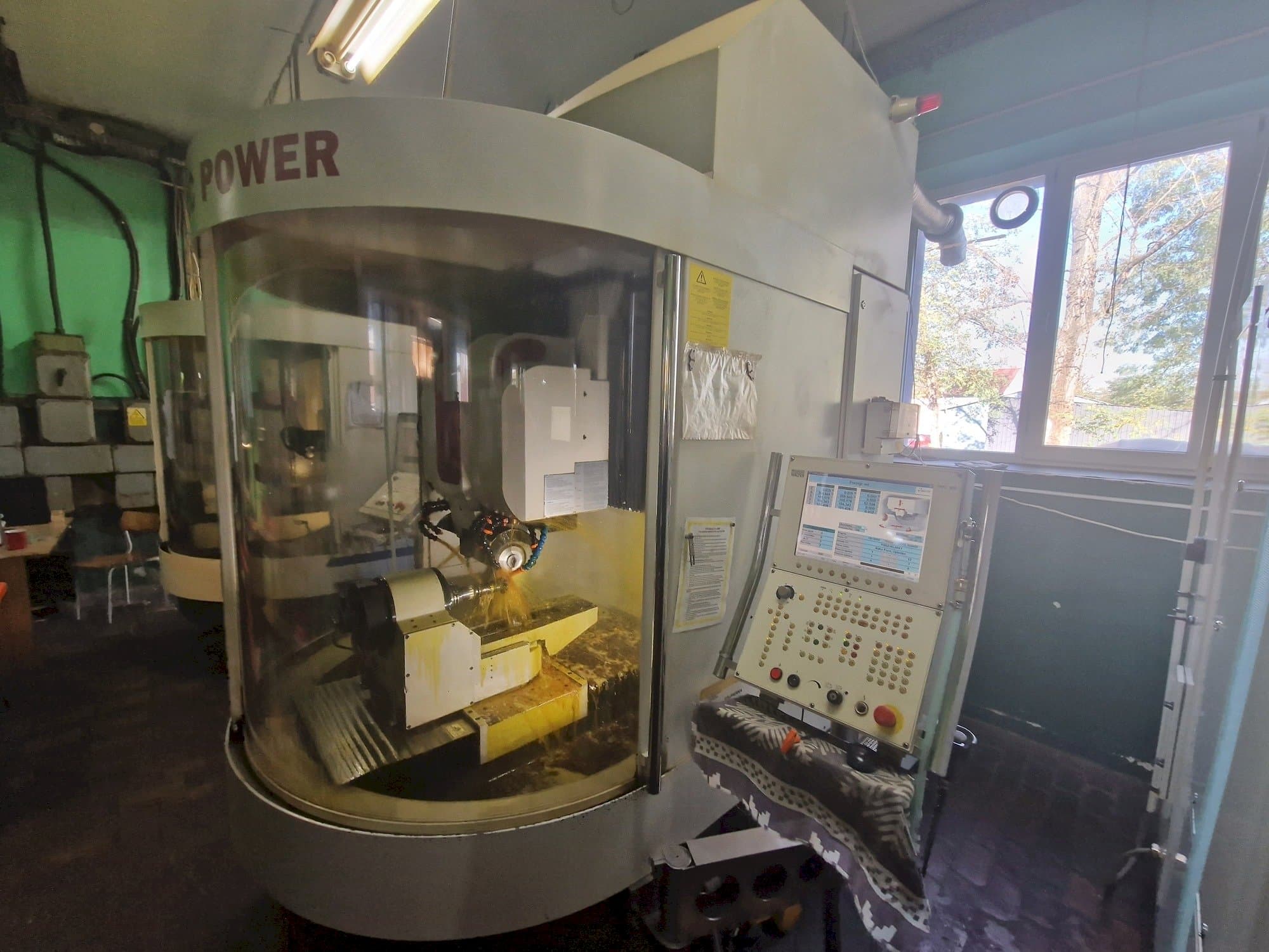 Prikaz  stroja WALTER Helitronic Power  sprijeda