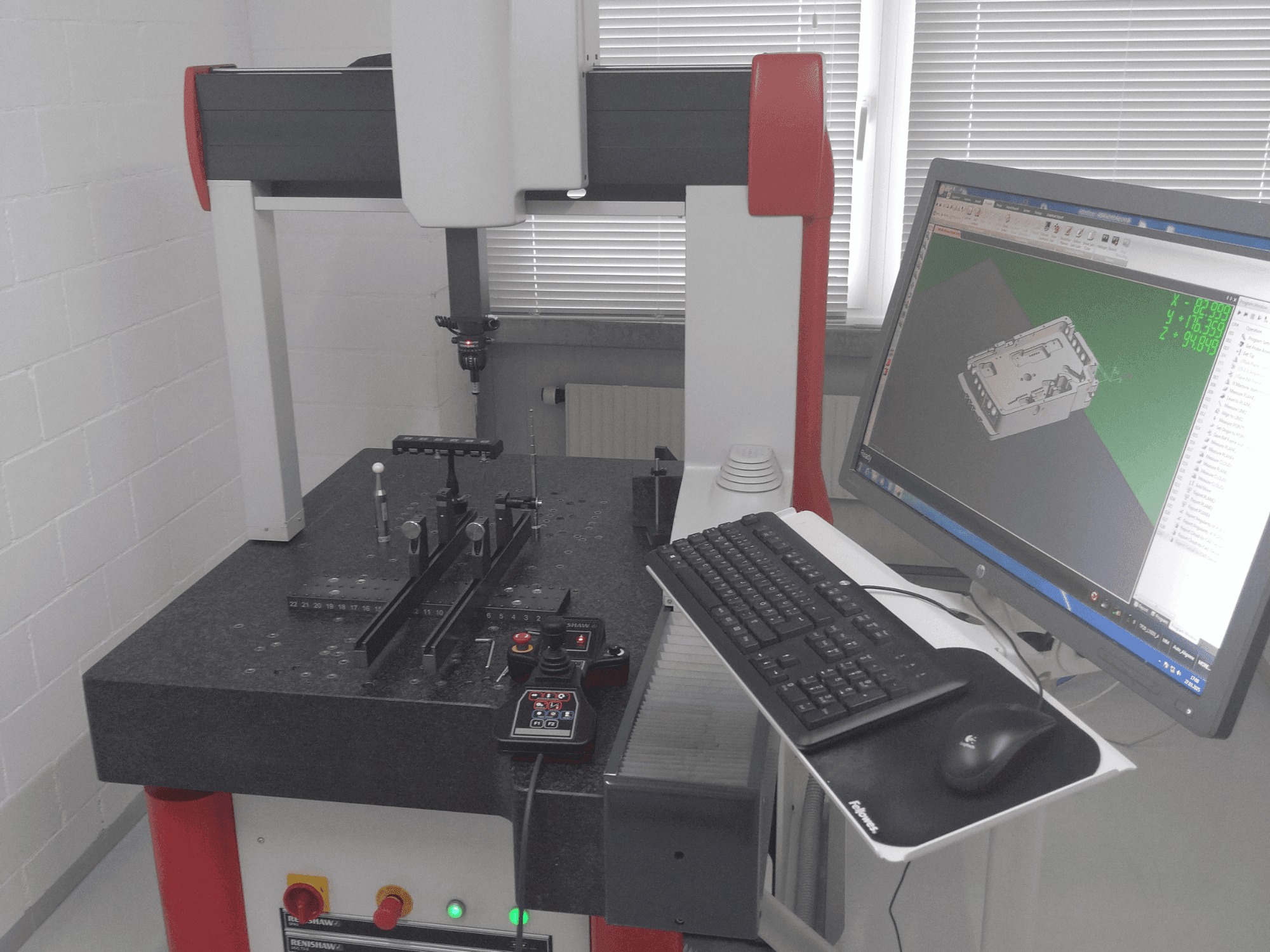 Prikaz stroja Coord3 Ares 700 sprijeda