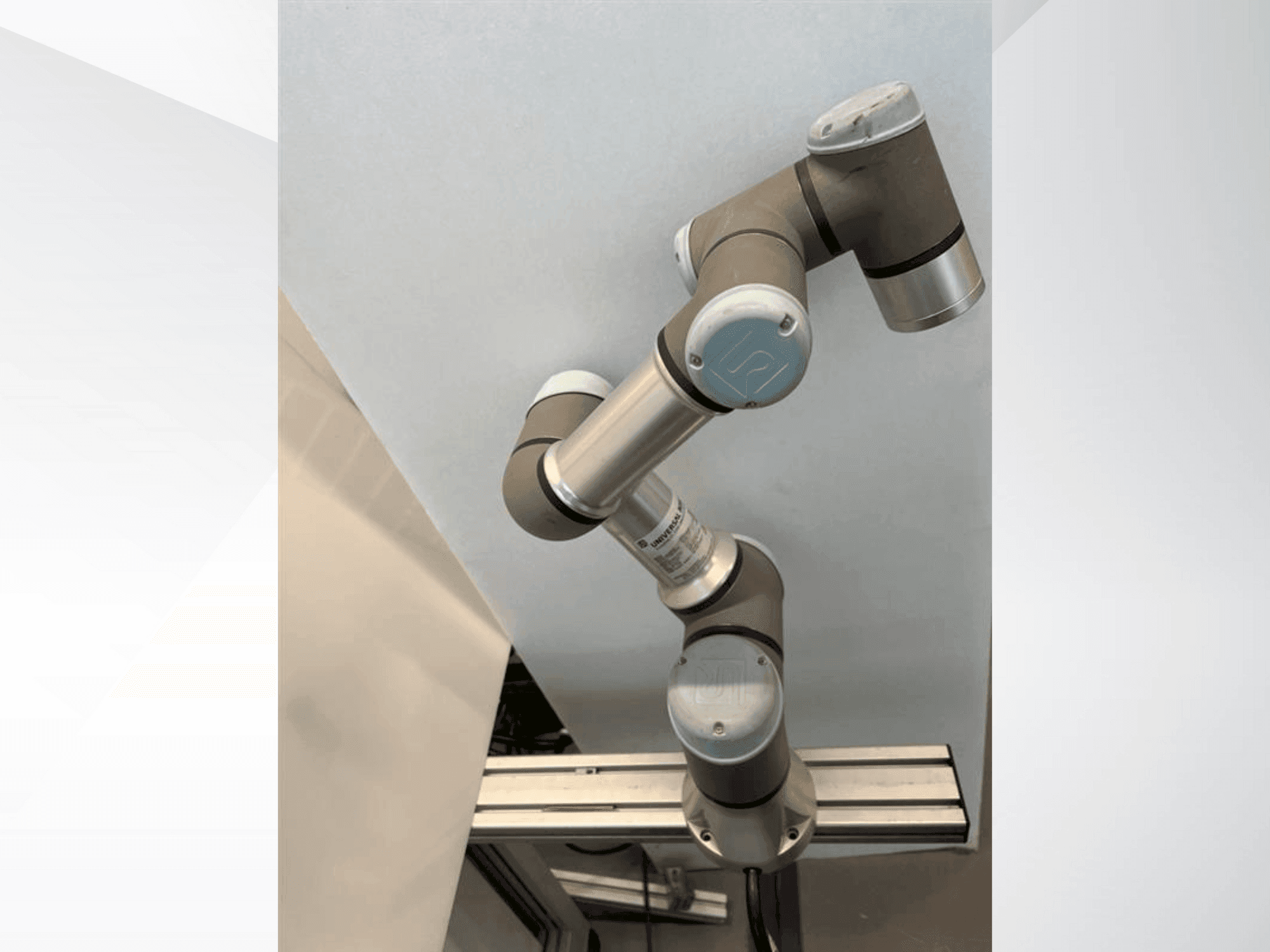 Prikaz  stroja Universal Robots UR-3e  sprijeda