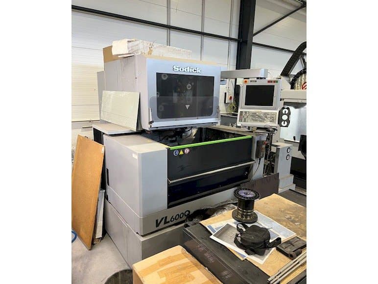 Prikaz  stroja Sodick VL600Q  sprijeda