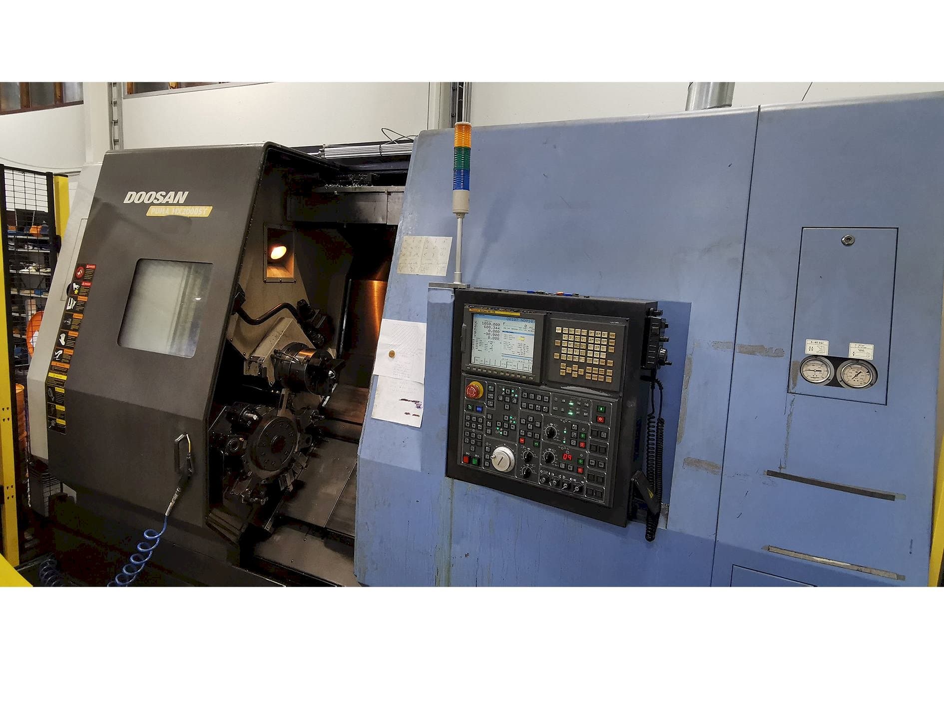 Prikaz stroja Doosan Puma MX 2000 ST sprijeda