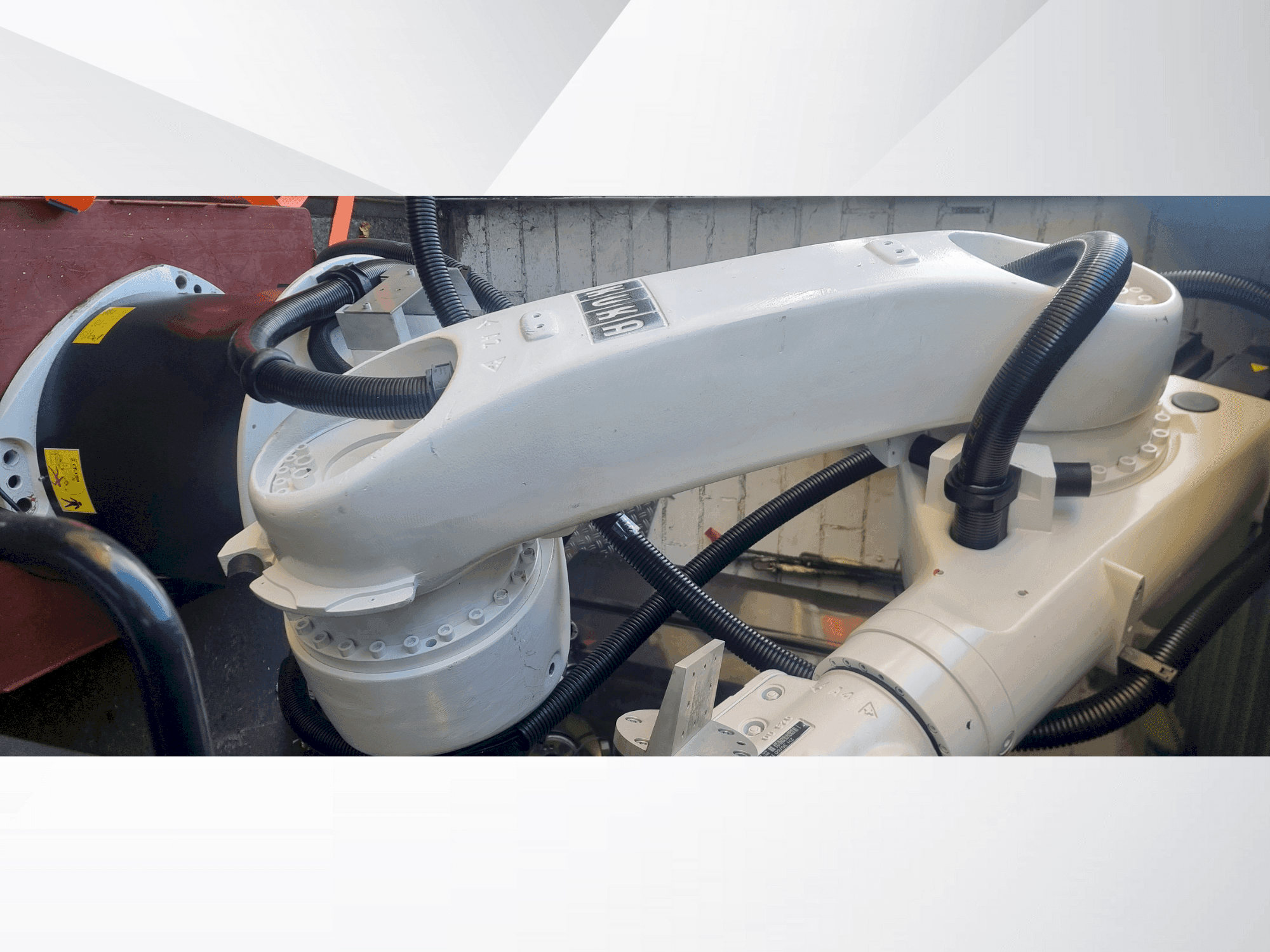 Prikaz  stroja KUKA Kr30-3  sprijeda