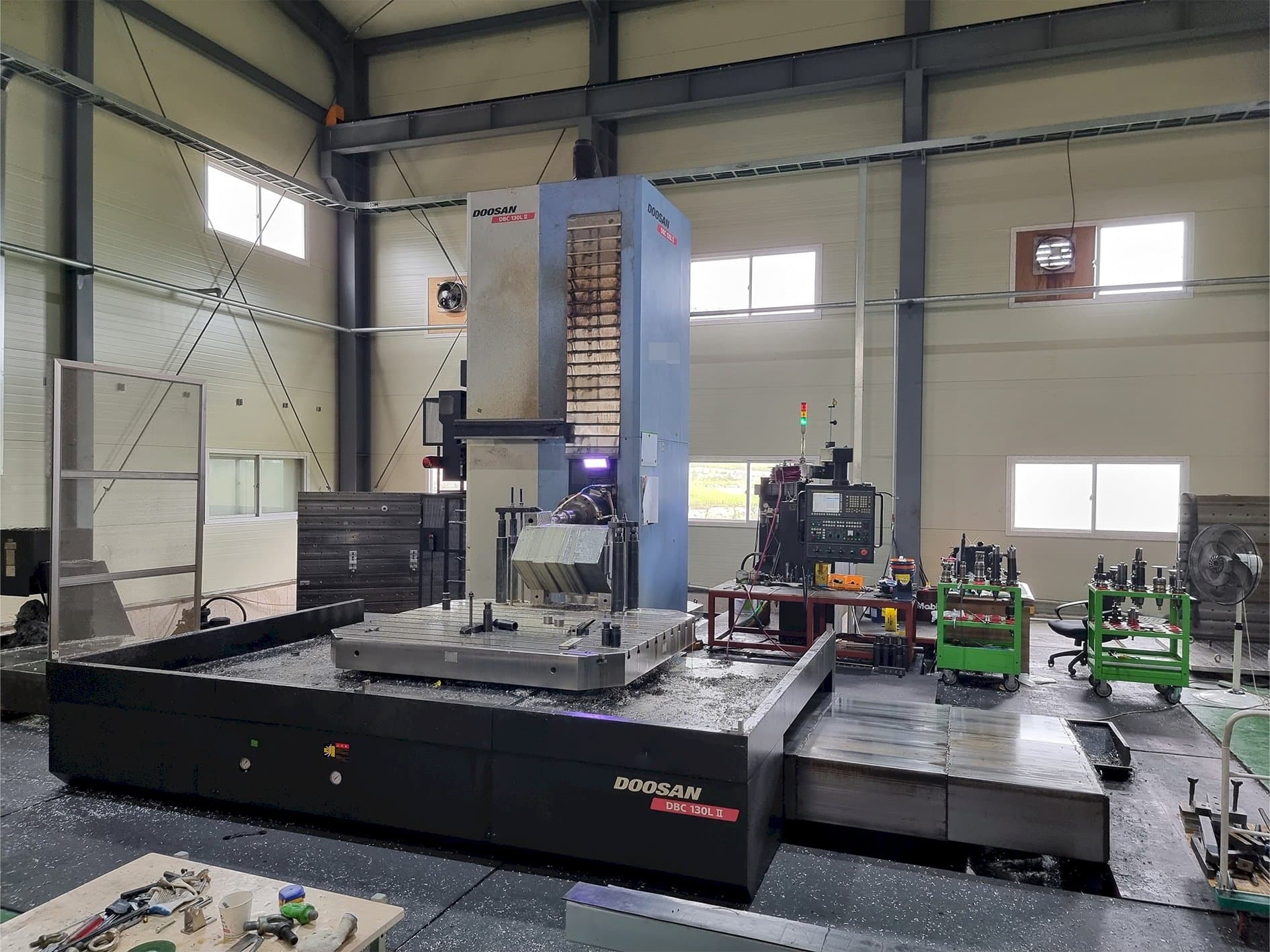 Prikaz stroja Doosan DBC 130L II sprijeda