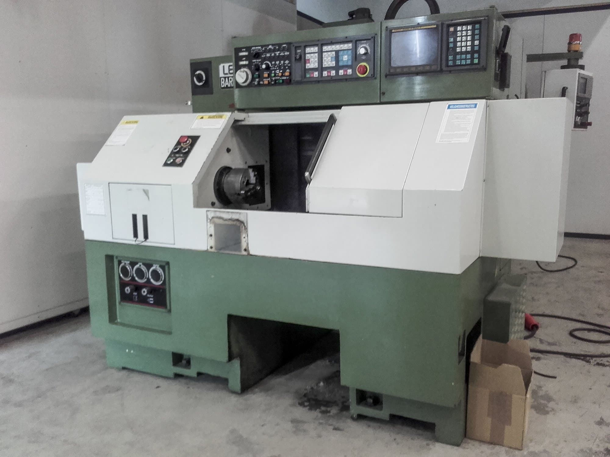 Prikaz stroja Leadwell Barmaster 40 slijeva