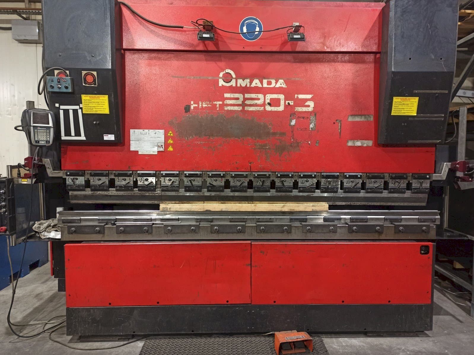Prikaz stroja AMADA HFT 220-3 sprijeda
