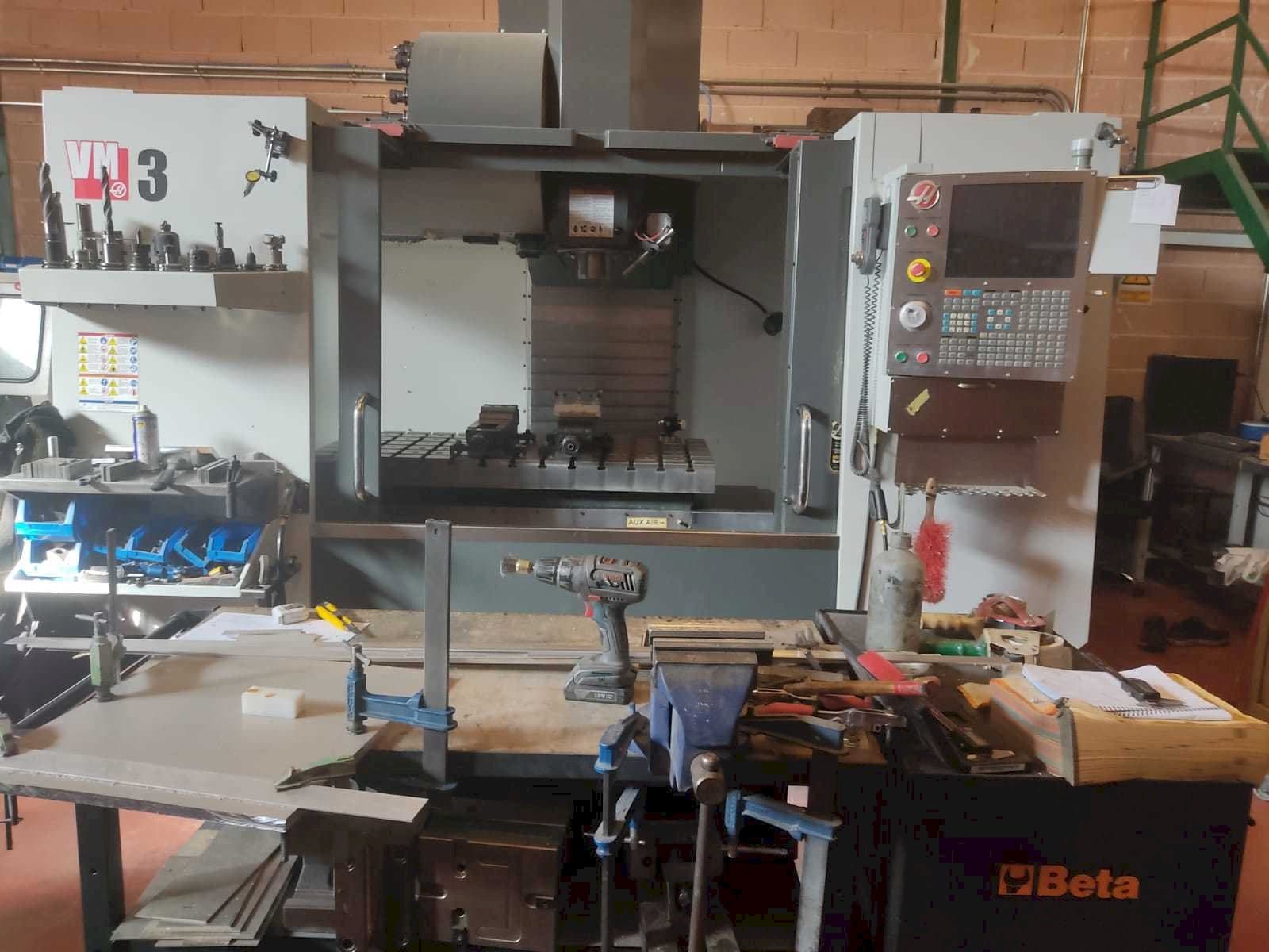 Prikaz stroja HAAS VM-3 sprijeda