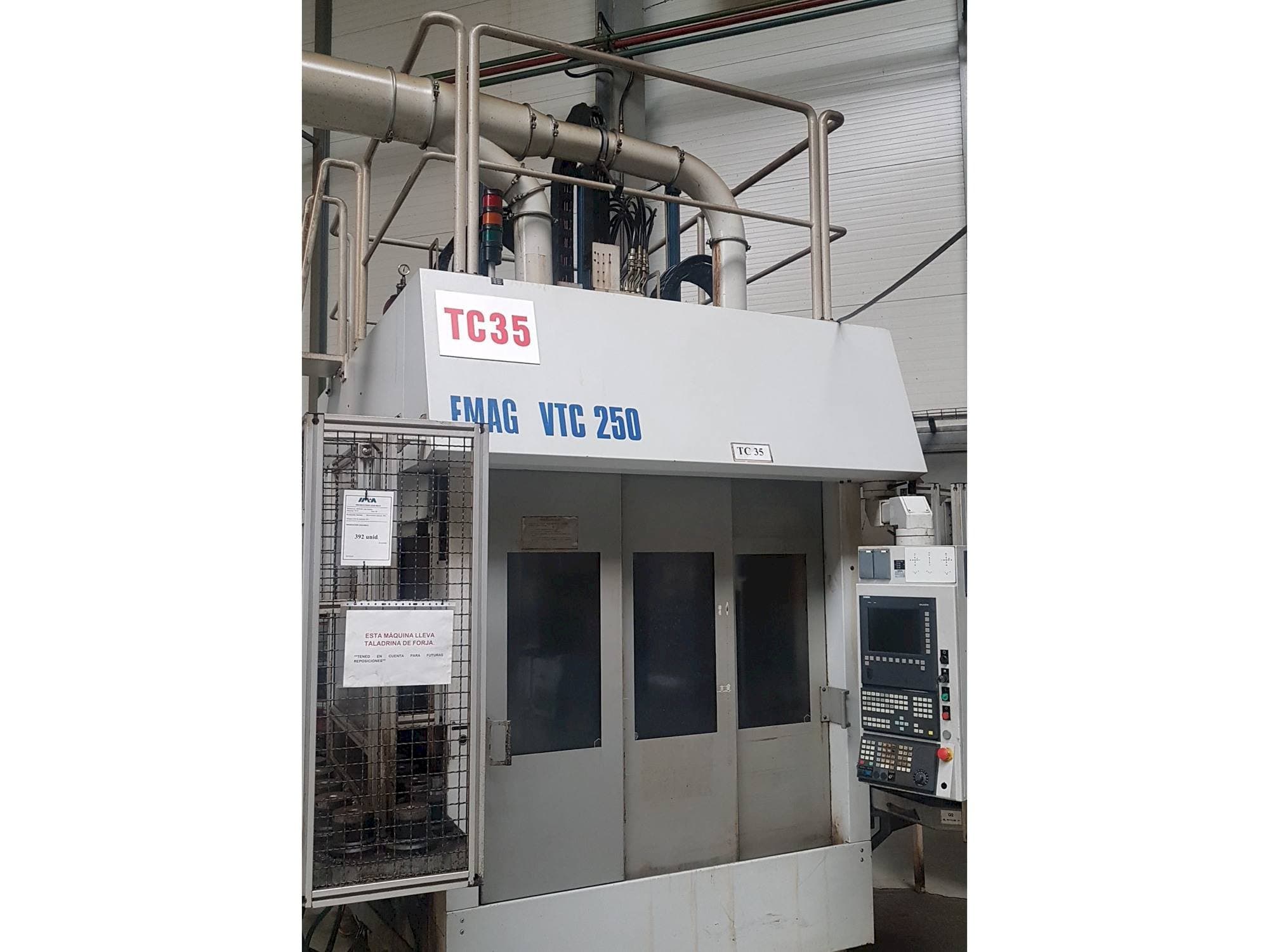 Prikaz stroja EMAG VTC 250 sprijeda