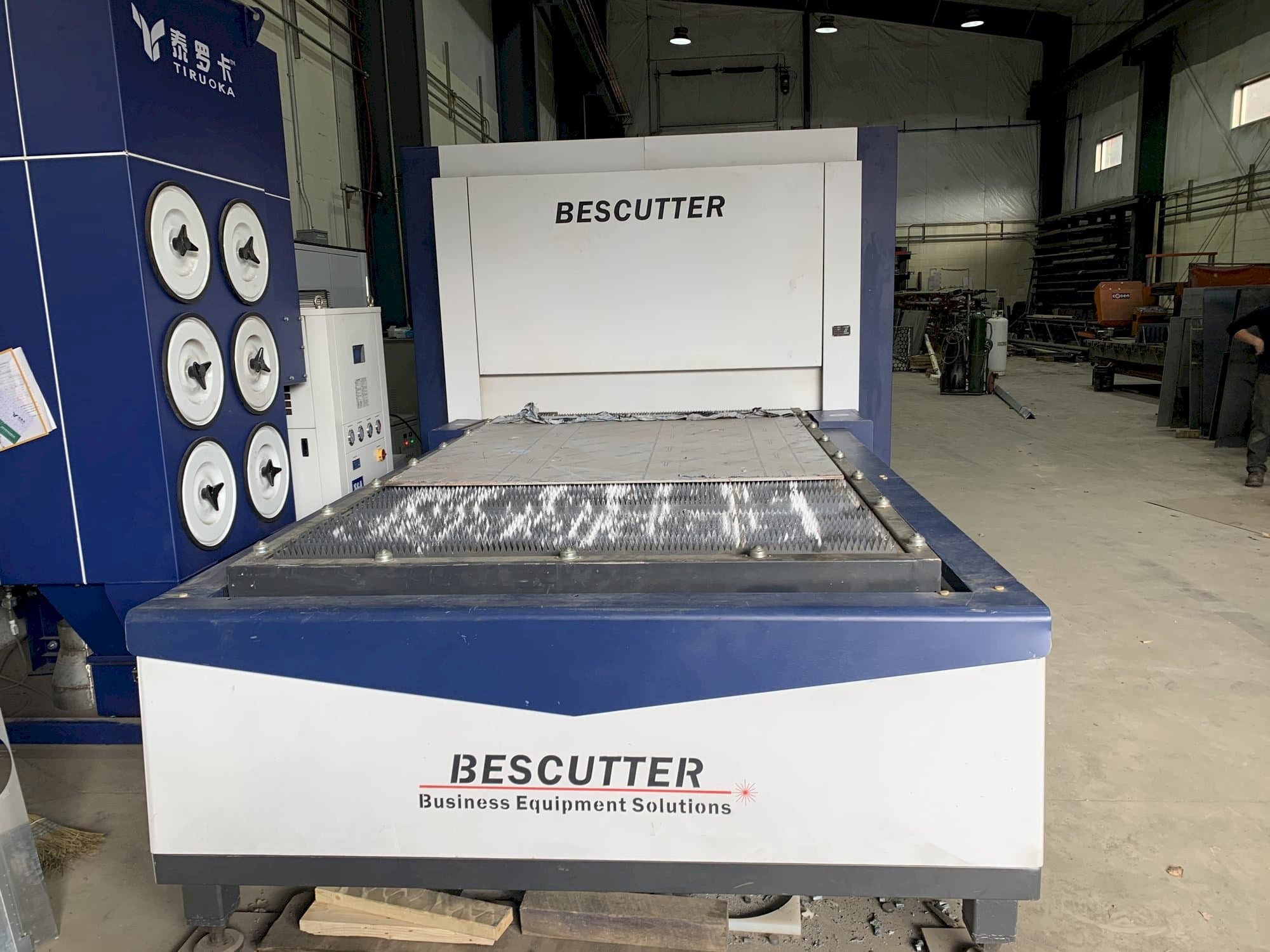Prikaz  stroja BESCUTTER Tital-8000W IPG  sprijeda