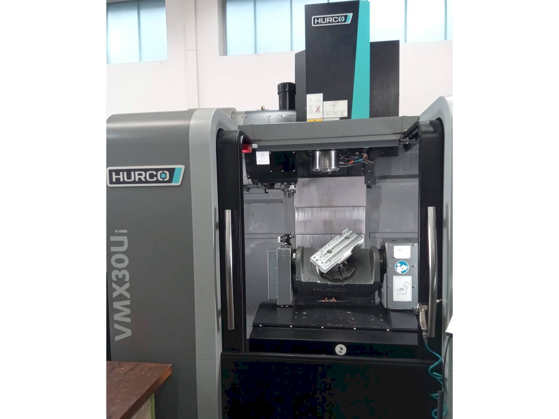 Prikaz stroja Hurco VMX 30ui sprijeda