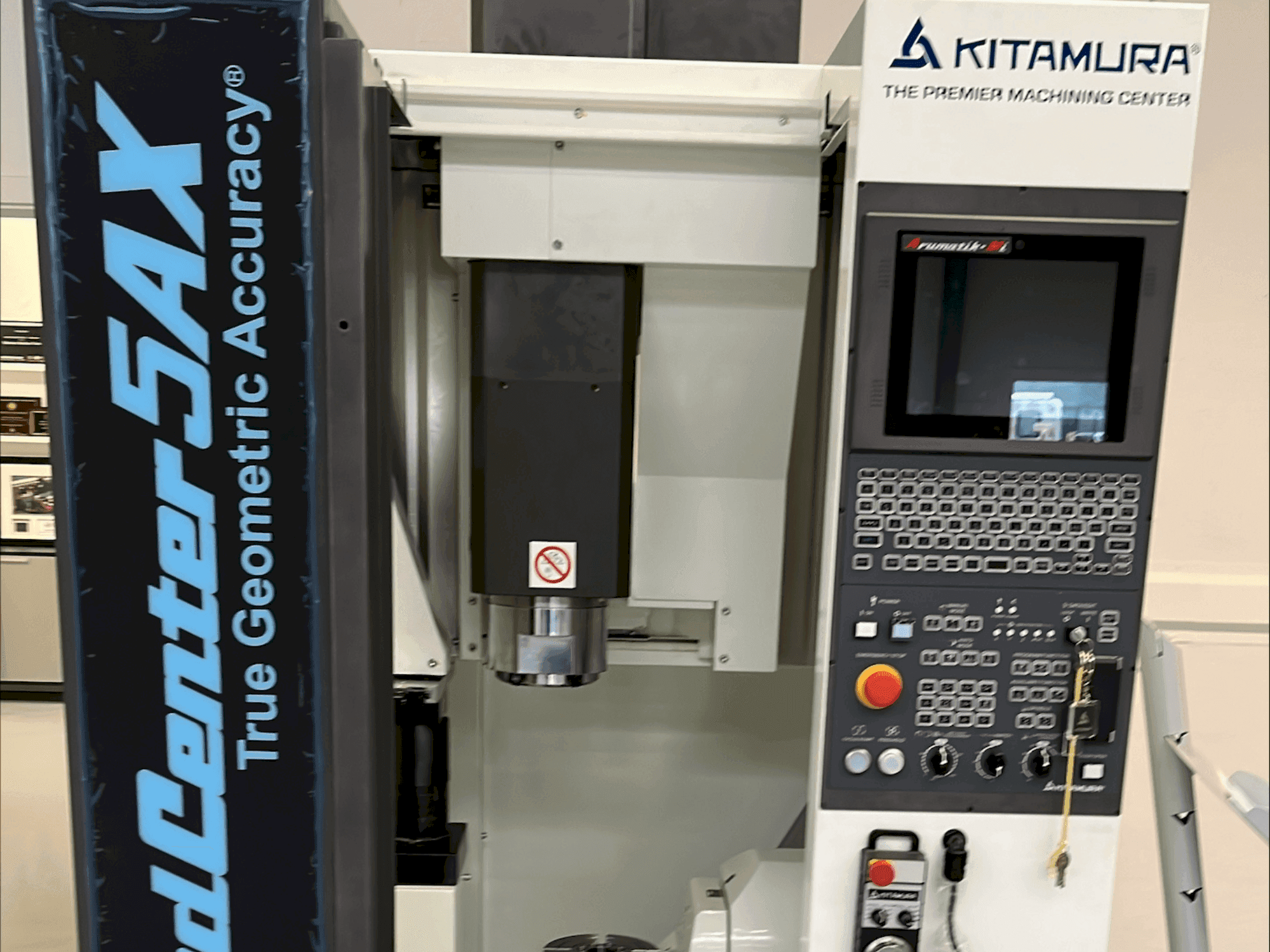 Prikaz  stroja Kitamura Medcenter 5AX  sprijeda