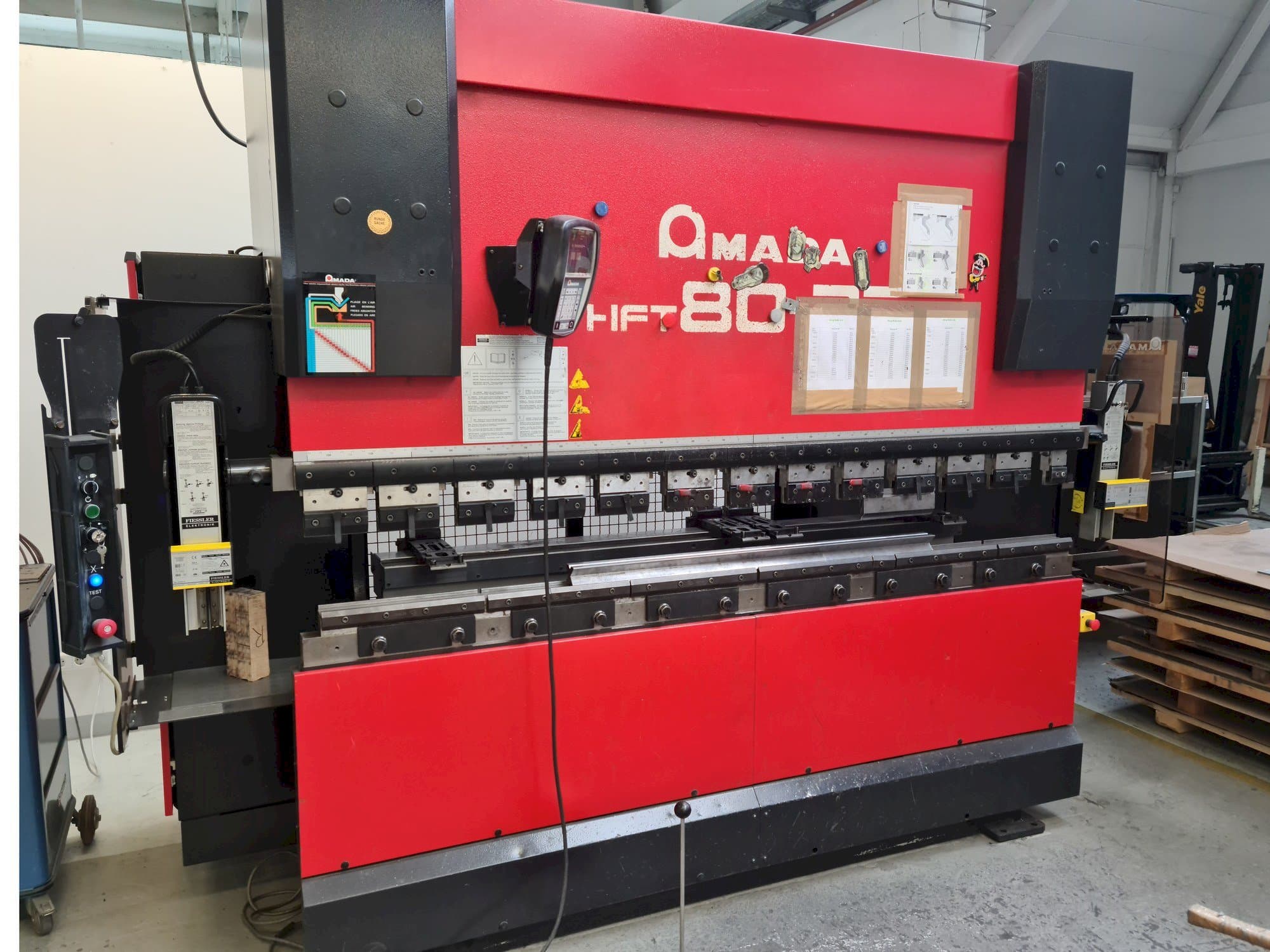 Prikaz stroja AMADA HFT 80-25 sprijeda