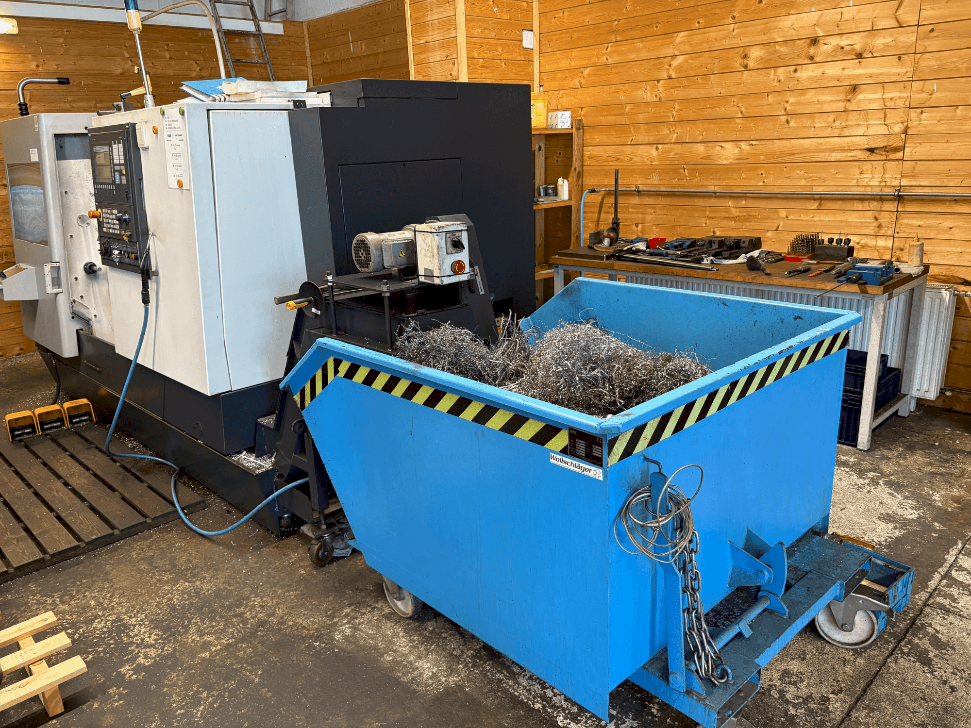 Prikaz stroja HWACHEON Cutex 240 sprijeda