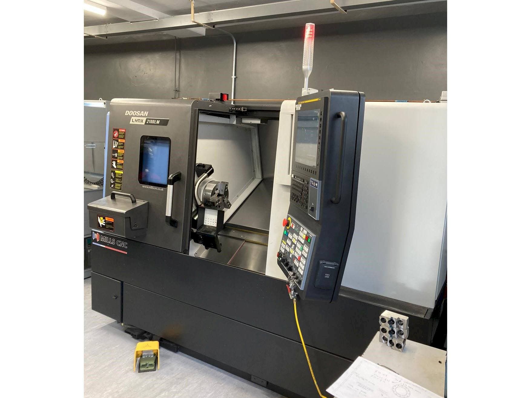 Prikaz stroja Doosan Lynx 2100 LMB sprijeda