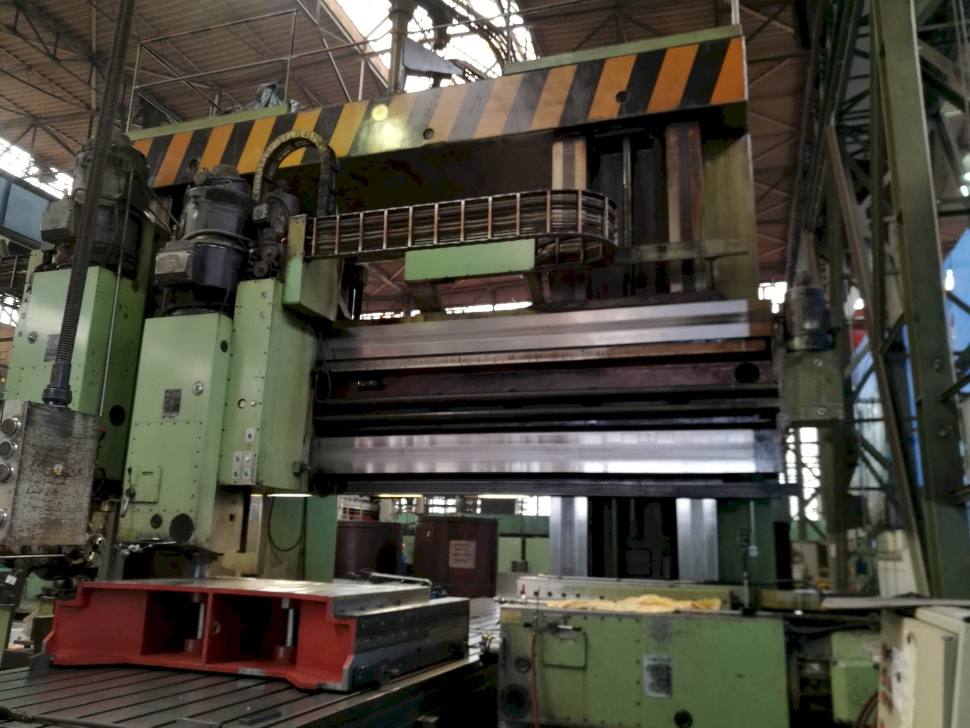 Prikaz  stroja TOS FRV-D 20 x 40  sprijeda