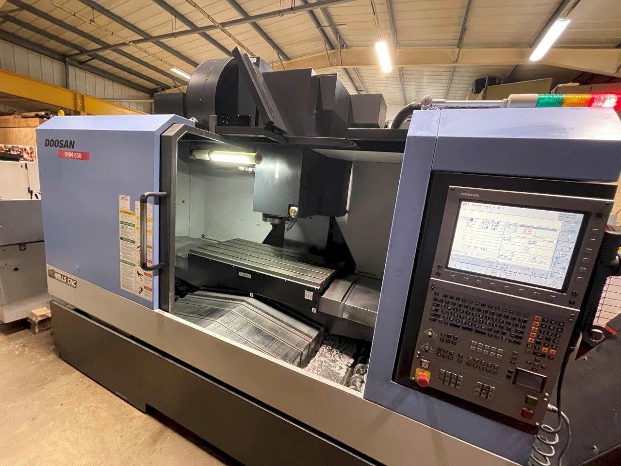 Prikaz stroja Doosan DNM650 sprijeda