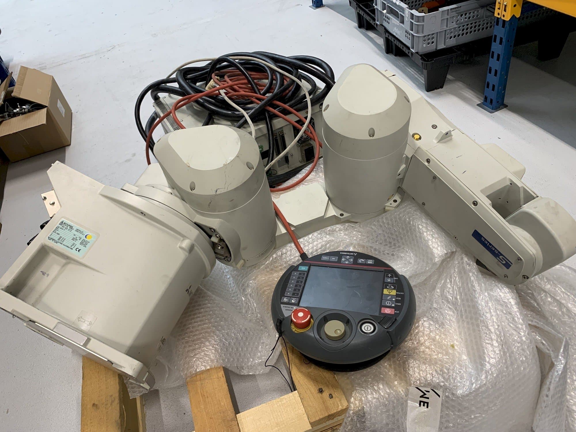 Prikaz stroja Mitsubishi Melfa RV 6S sprijeda