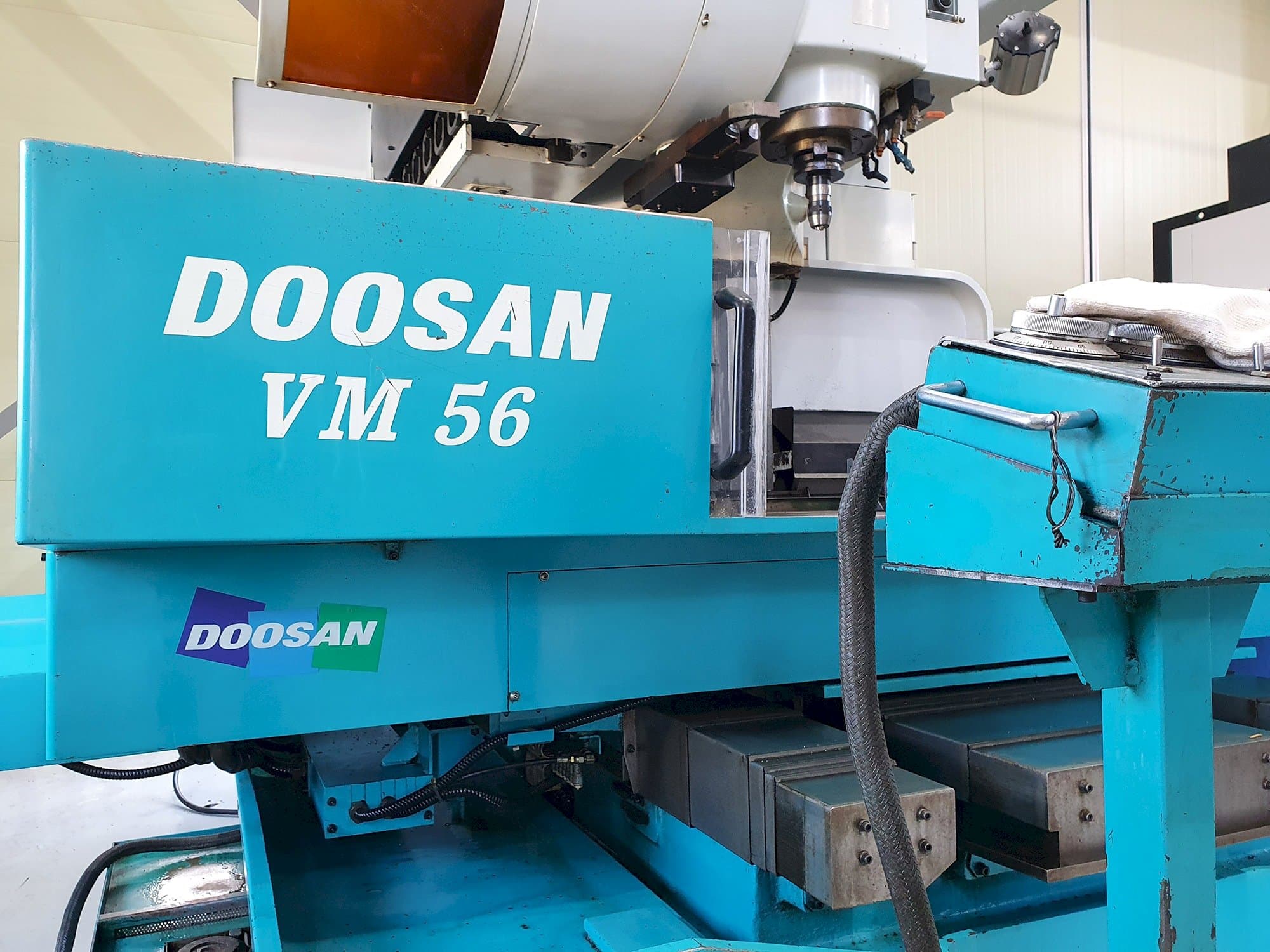 Prikaz stroja Doosan VM56 sprijeda