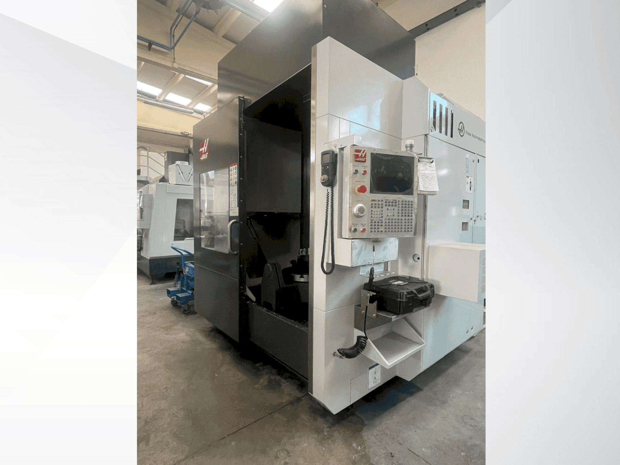 Prikaz stroja HAAS UMC750SS sprijeda