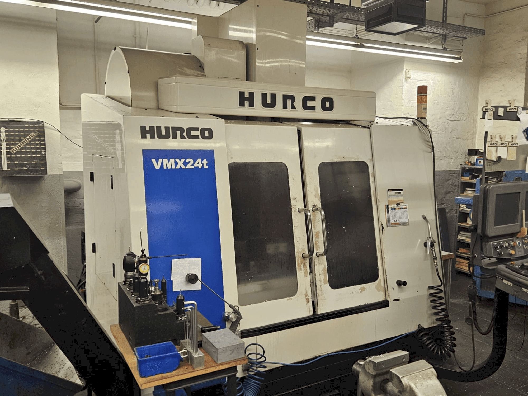 Prikaz stroja Hurco VMX 24t sprijeda
