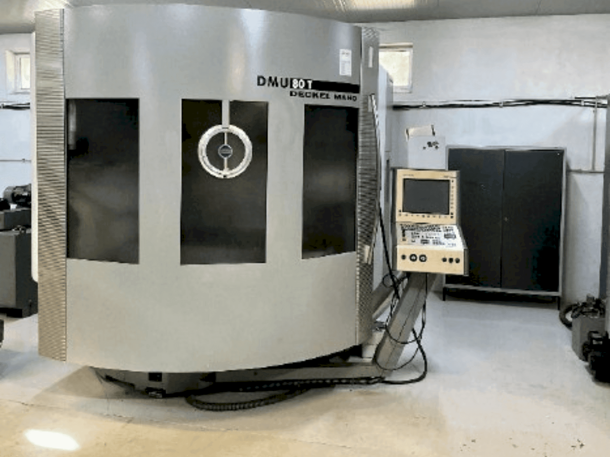 Prikaz  stroja DMG DECKEL MAHO DMU 80T  sprijeda