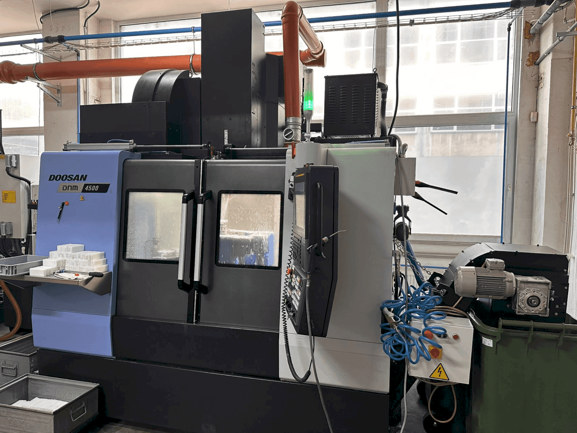 Prikaz stroja DOOSAN DNM 4500 sprijeda