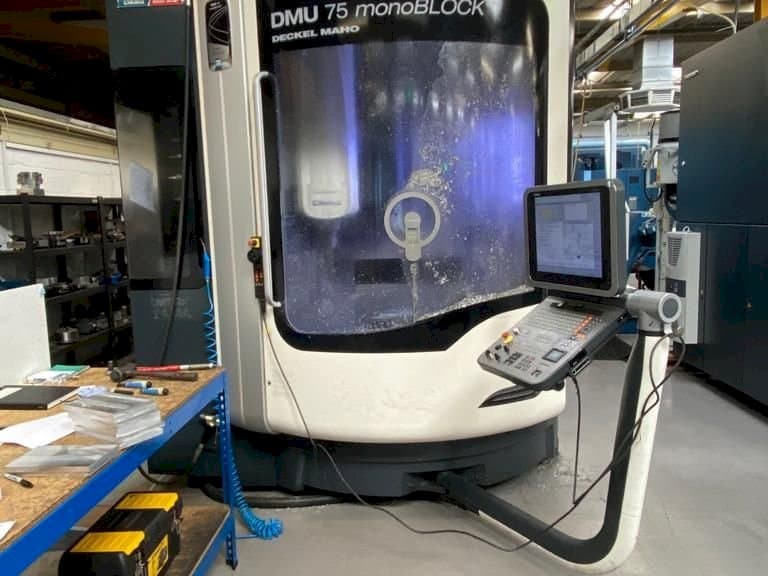 Prikaz stroja DMG MORI DMU75 monoBLOCK sprijeda