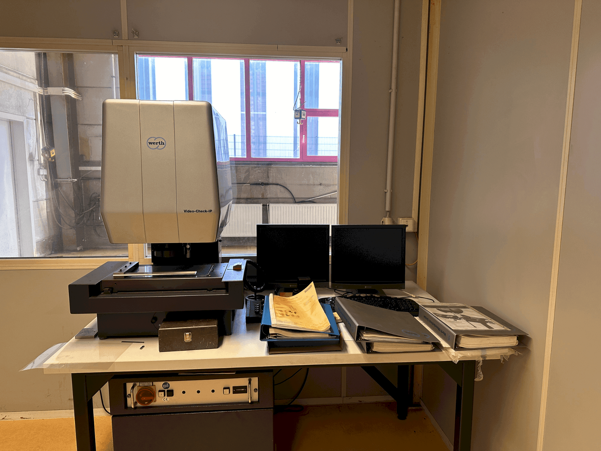 Prikaz stroja Werth Video-Check IP 250x125 3D CNC sprijeda