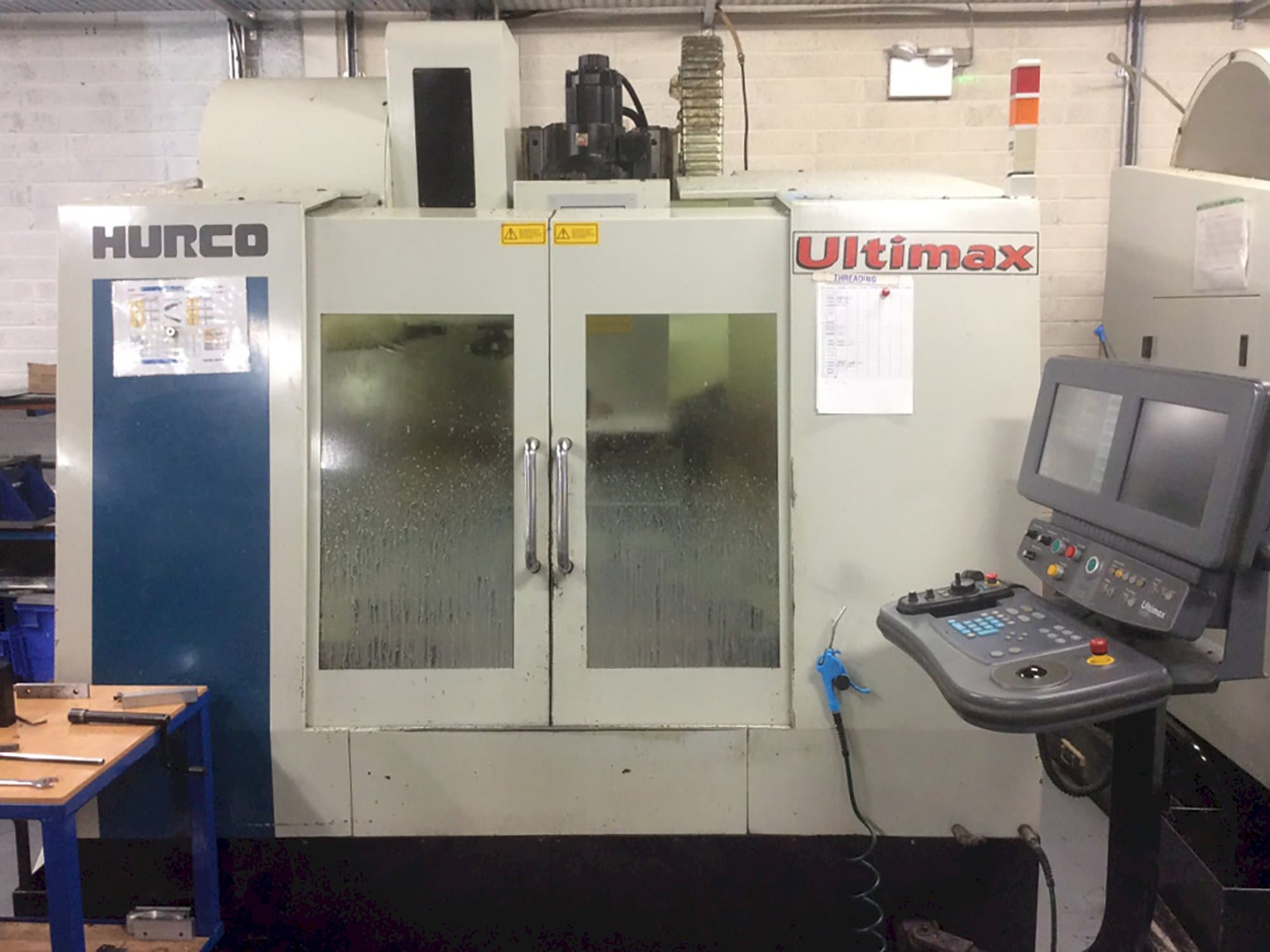 Prikaz  stroja Hurco Ultimax VMX30 sprijeda