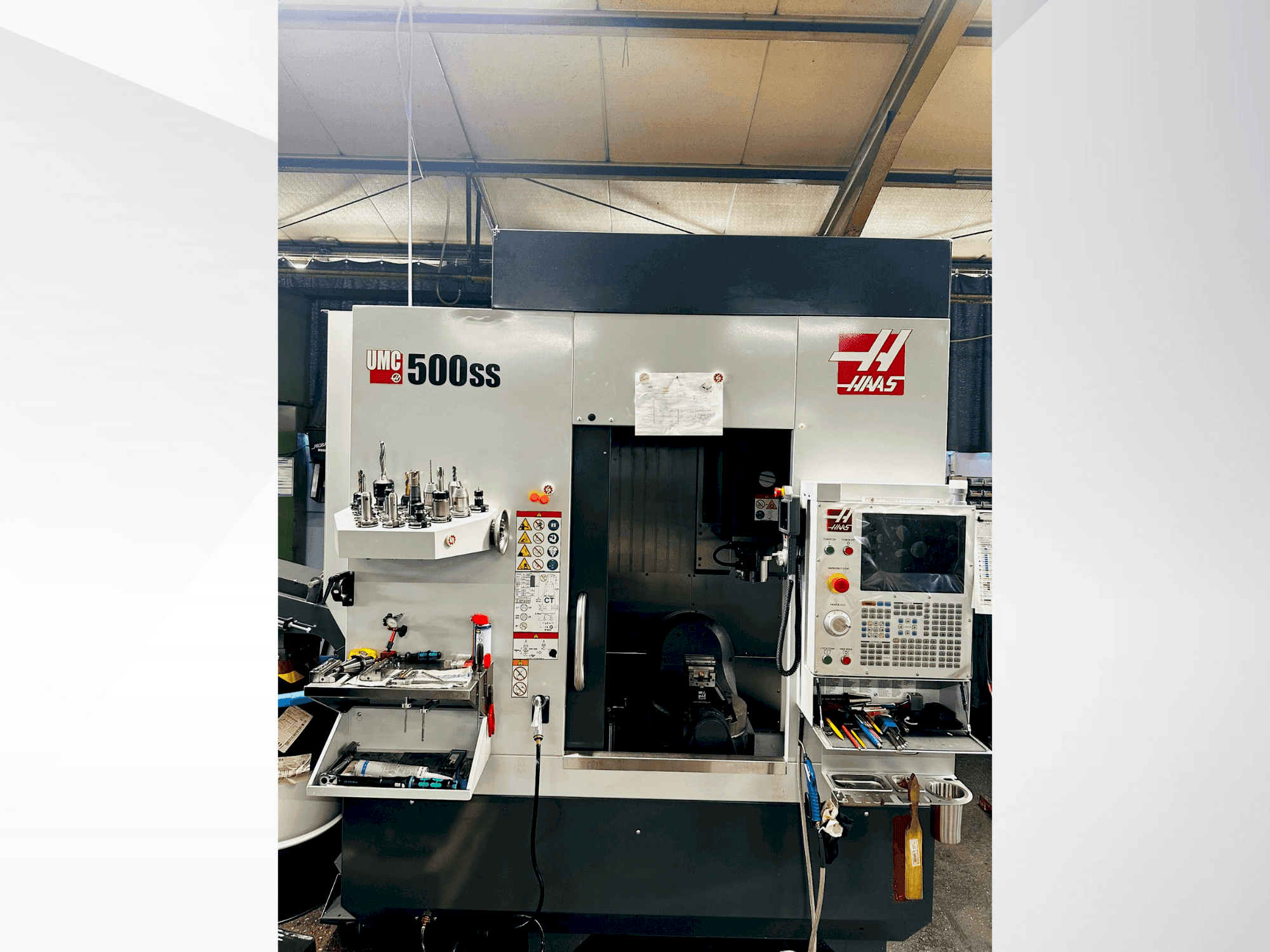 Prikaz  stroja HAAS UMC 500 SS  sprijeda