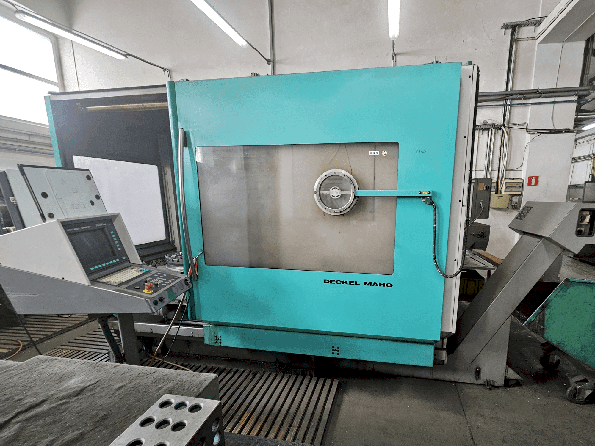 Prikaz  stroja DECKEL MAHO DMU 60P  sprijeda