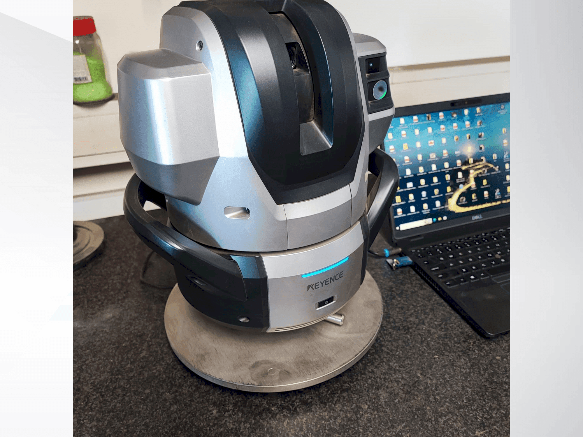 Prikaz stroja KEYENCE WM 3000 sprijeda