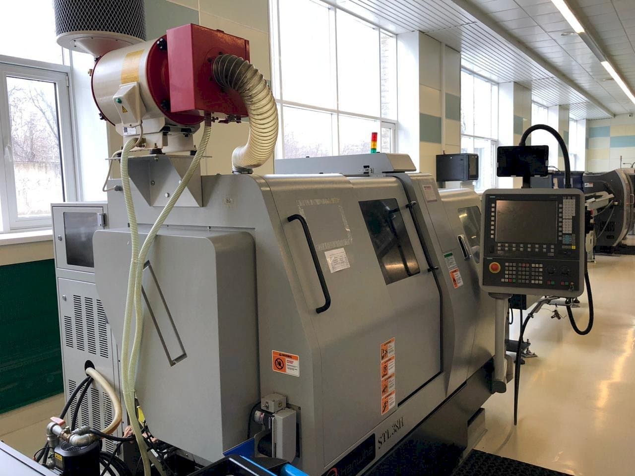 Prikaz stroja Hanwha STL 38H sprijeda