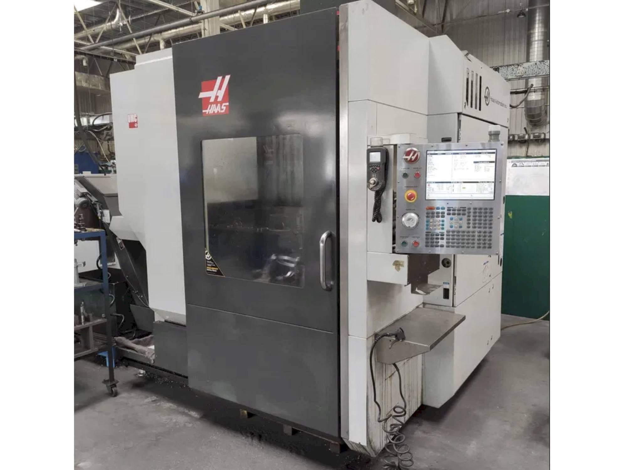 Prikaz stroja HAAS UMC-750 sprijeda