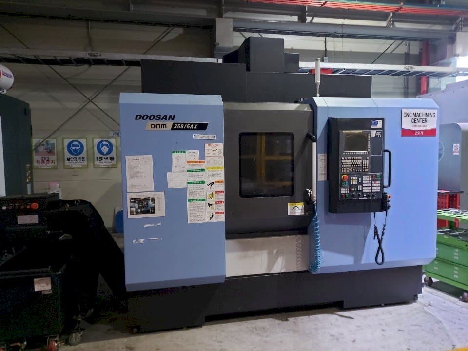 Prikaz stroja Doosan DNM350/5AX sprijeda