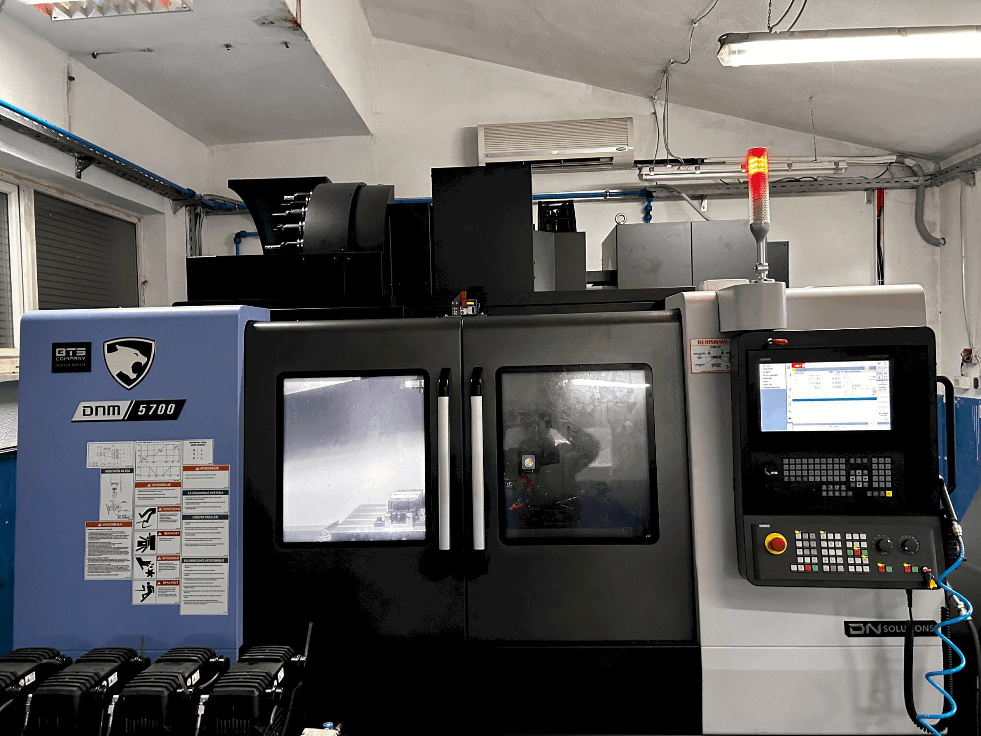 Prikaz  stroja DN SOLUTIONS DNM 5700  sprijeda