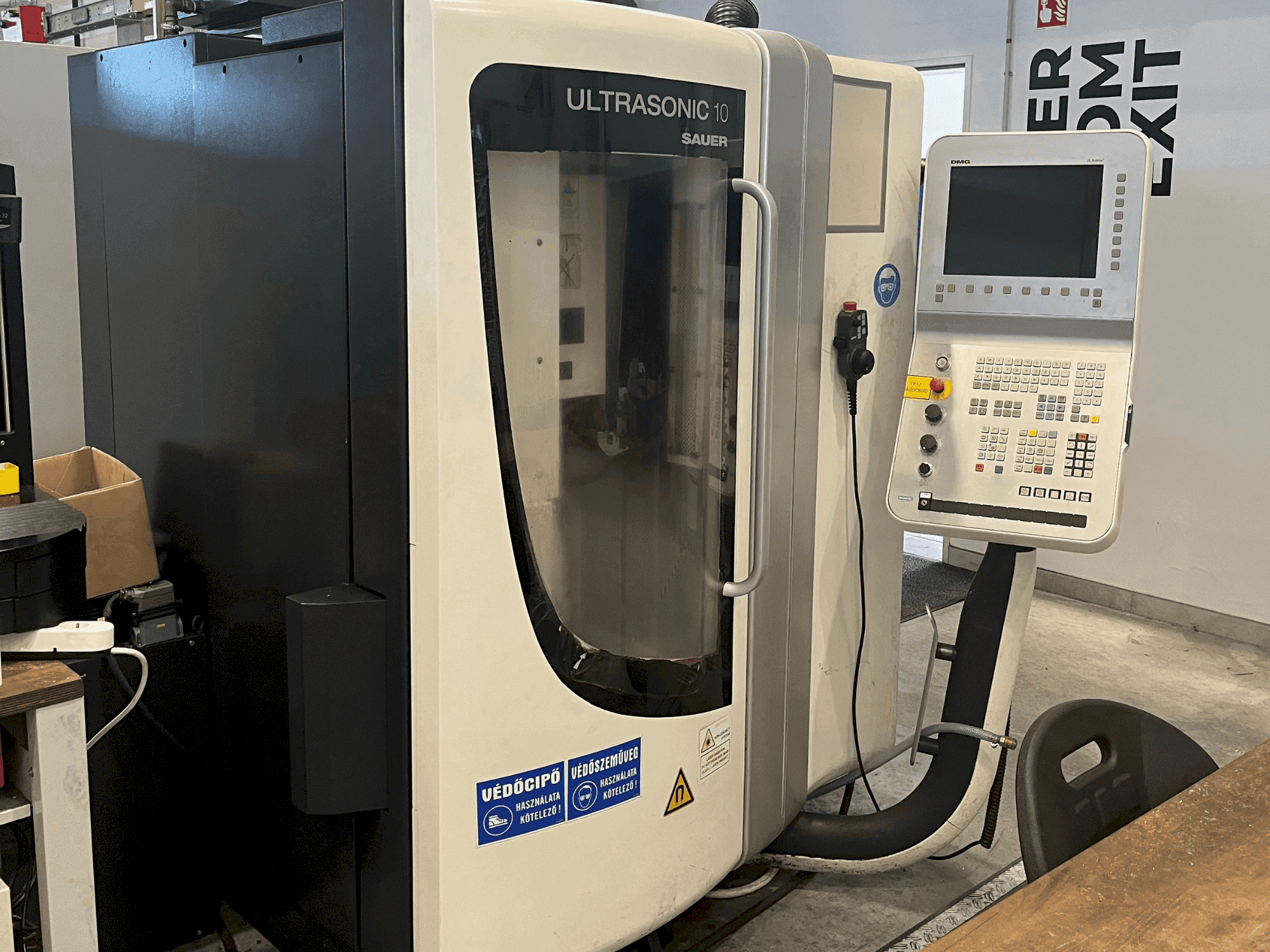 Prikaz  stroja DMG ULTRASONIC 10  sprijeda