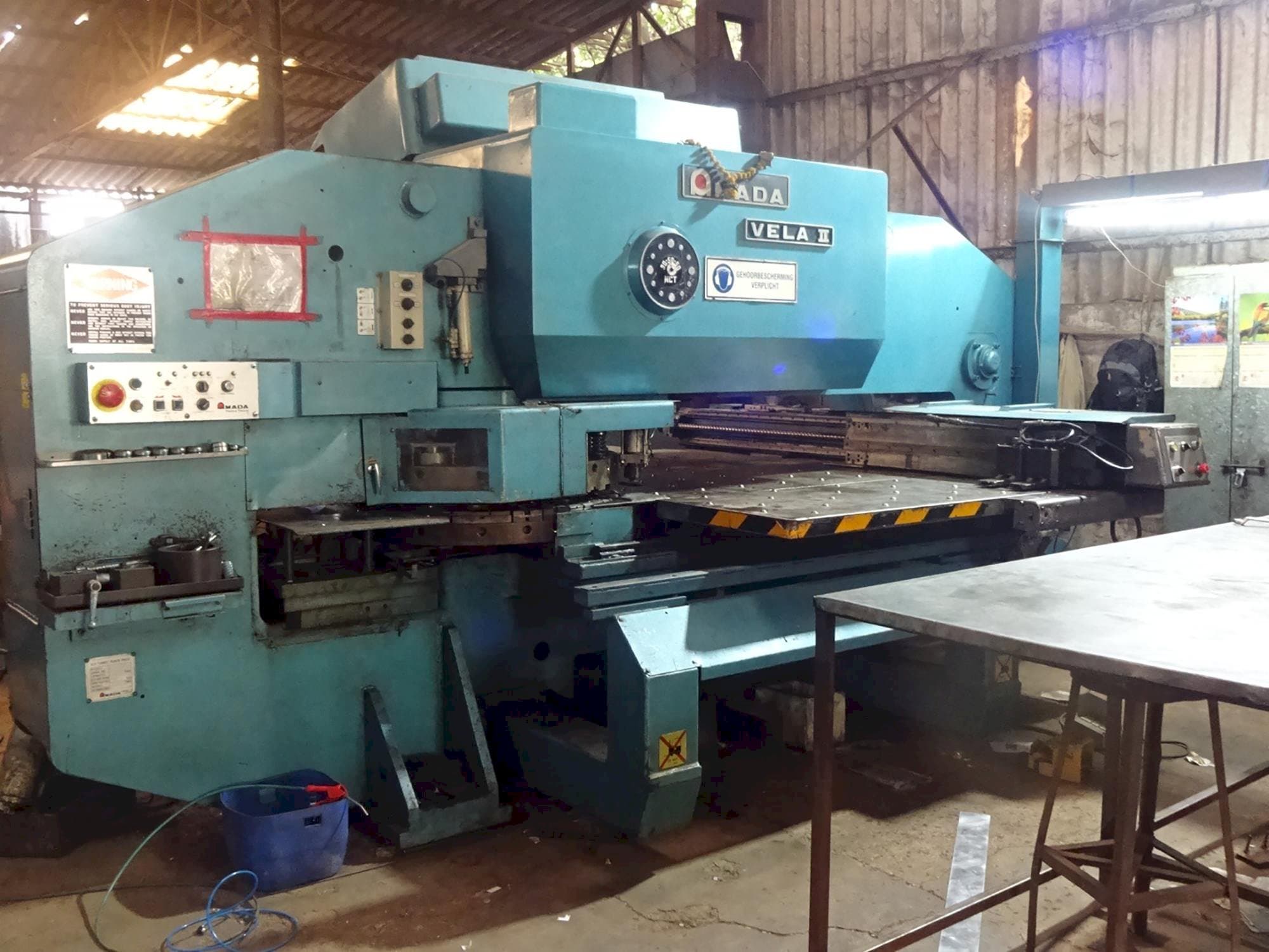 Prikaz stroja AMADA VELA II 355 slijeva