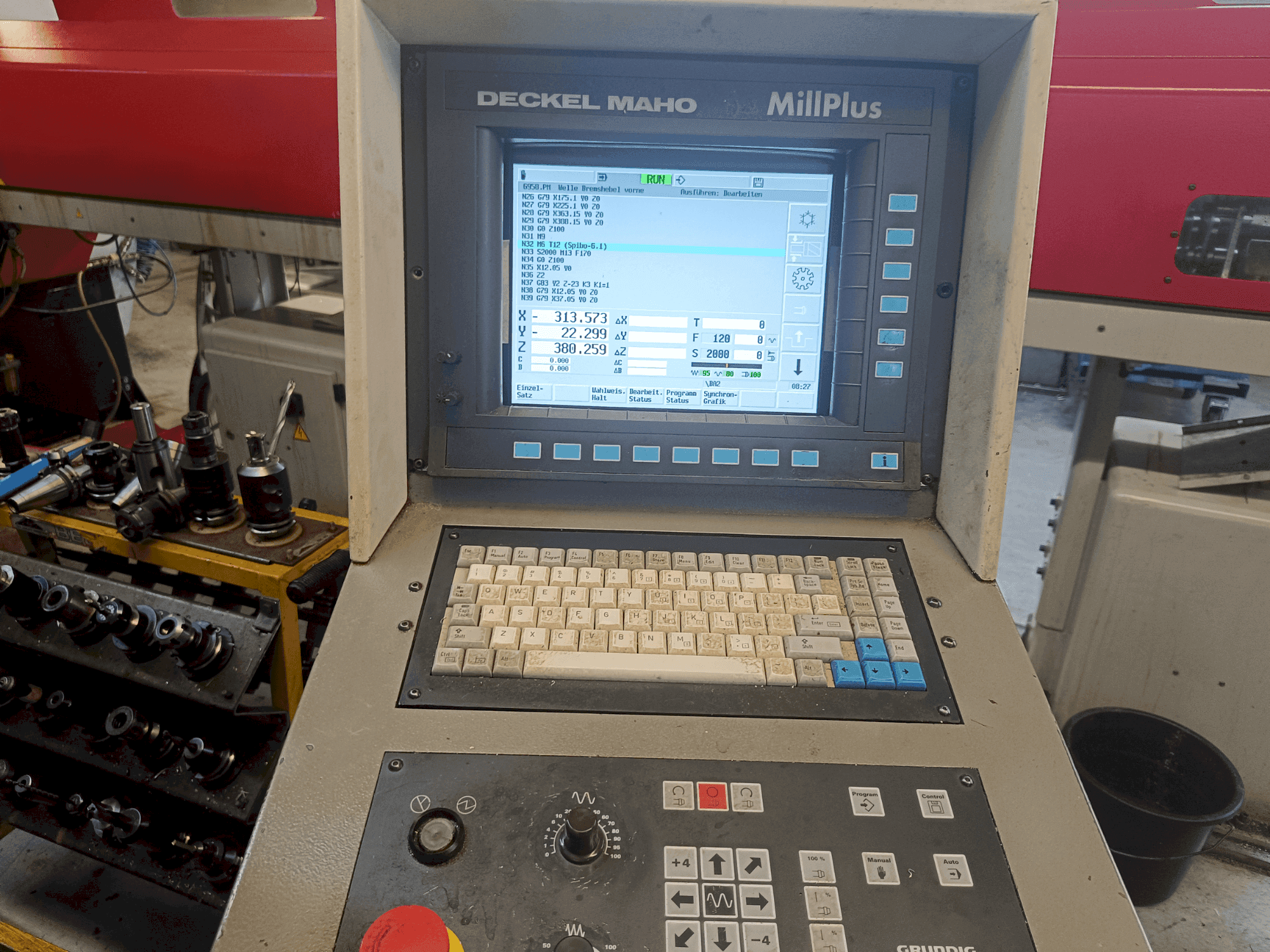 Prikaz  stroja DECKEL MAHO DMU 50V  sprijeda